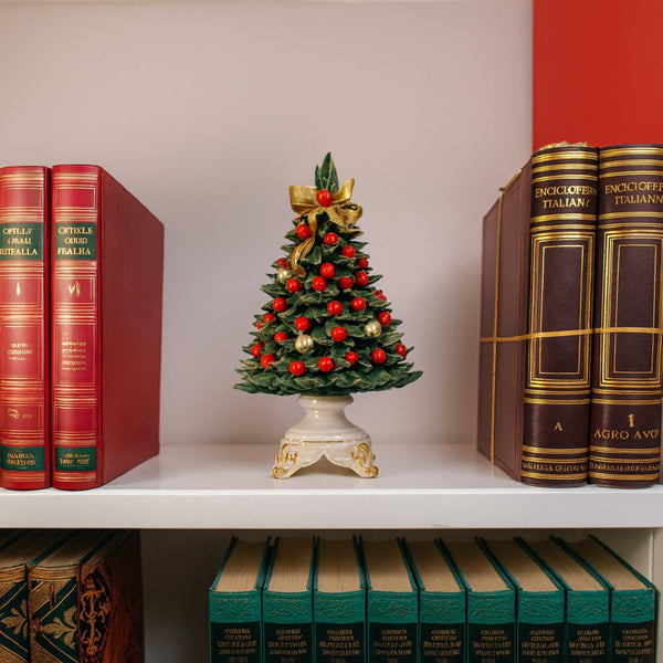 Sapin de Noël en porcelaine avec décorations rouges et blanches.
