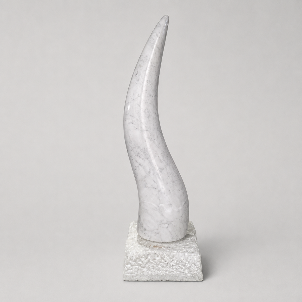 Corno Diseño Escultura en Mármol de Carrara – Amuleto de la Suerte 75 cm