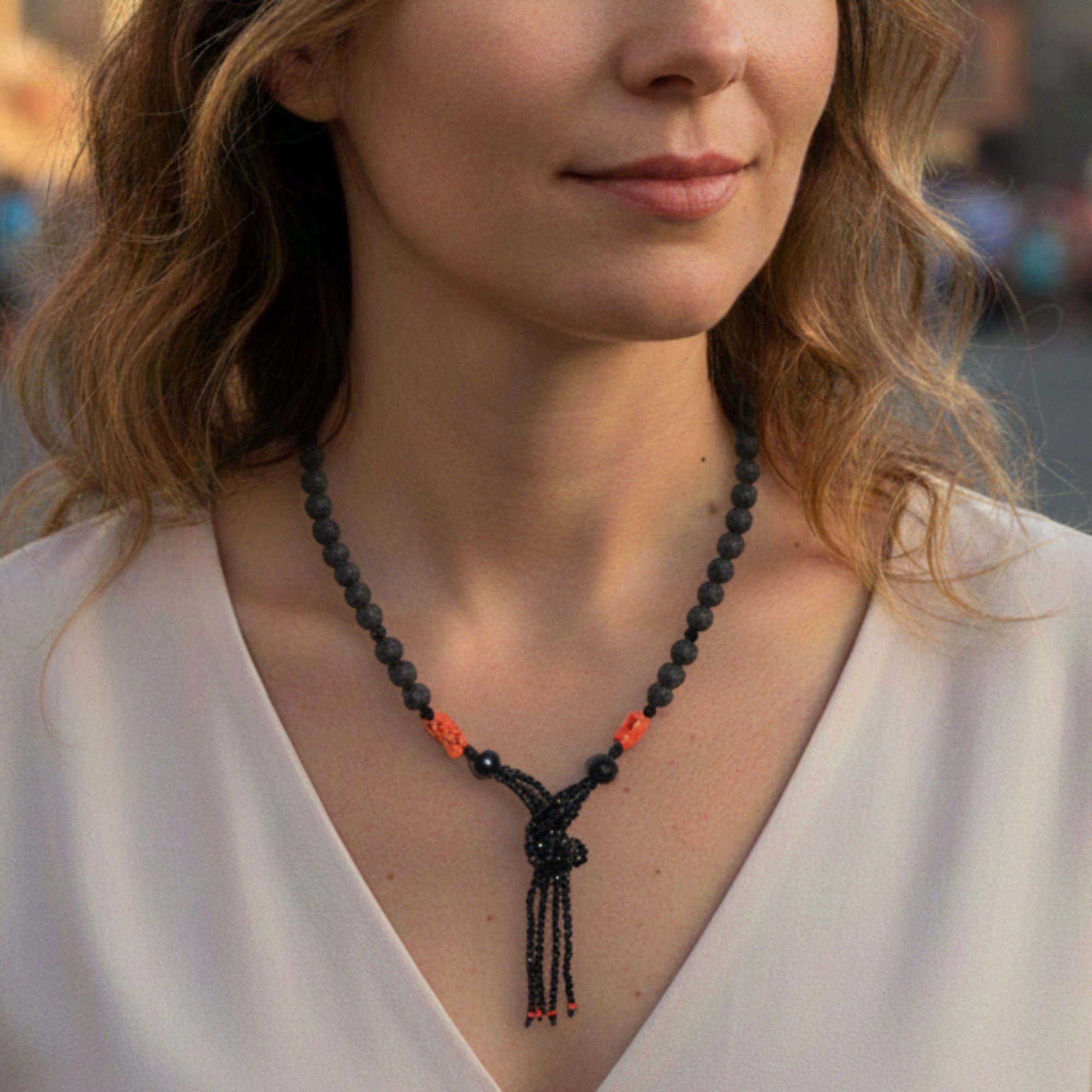 Collar de serpiente con piedra de lava, ónix y coral rojo