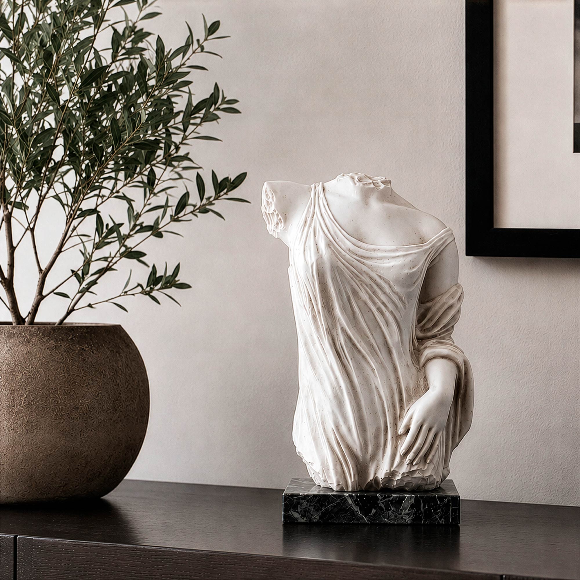 Torso di Donna in Marmo vista frontale su un mobile