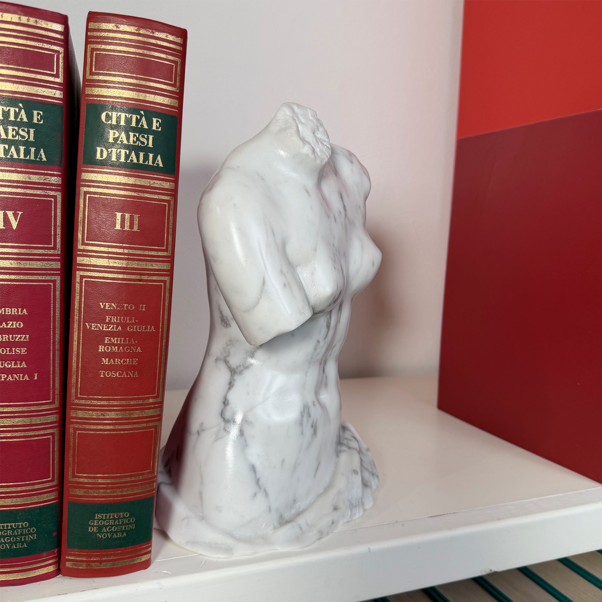 Frammento di Venere tra volumi rossi.