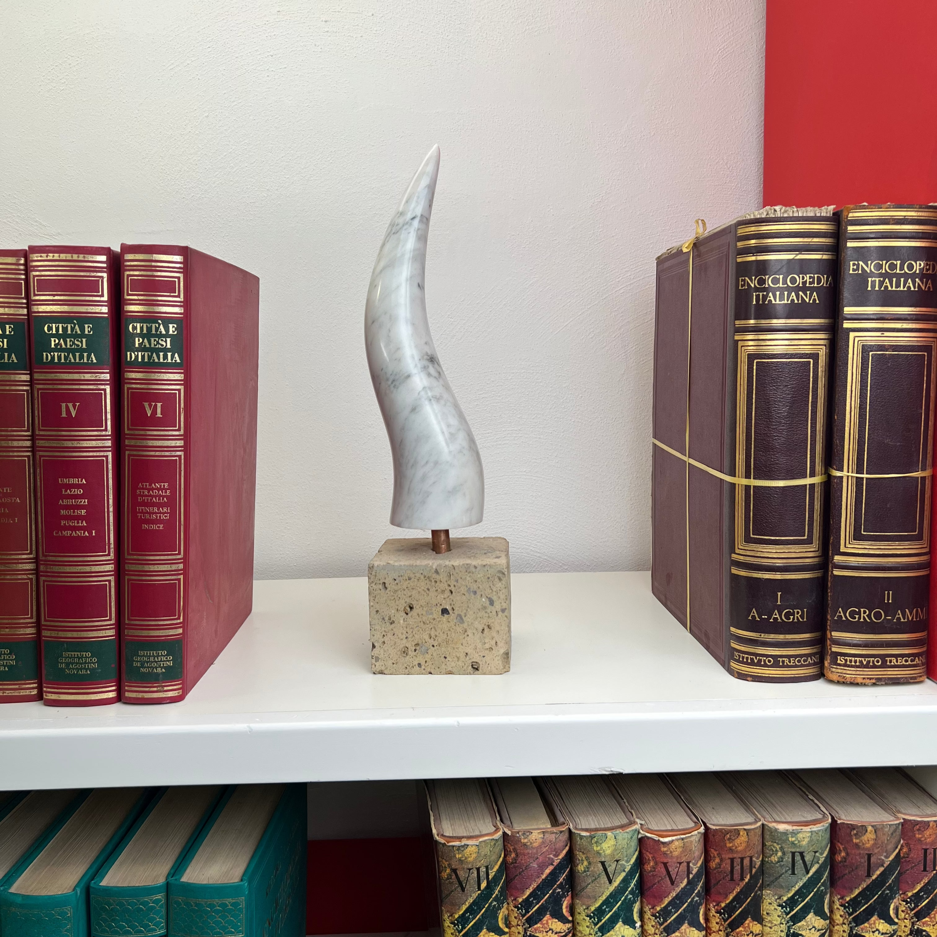 Corno Portafortuna Napoletano in Marmo di Carrara 40 cm con Base in Pietra Lavica, Tufo o Marmo – Amuleto di Design Made in Italy