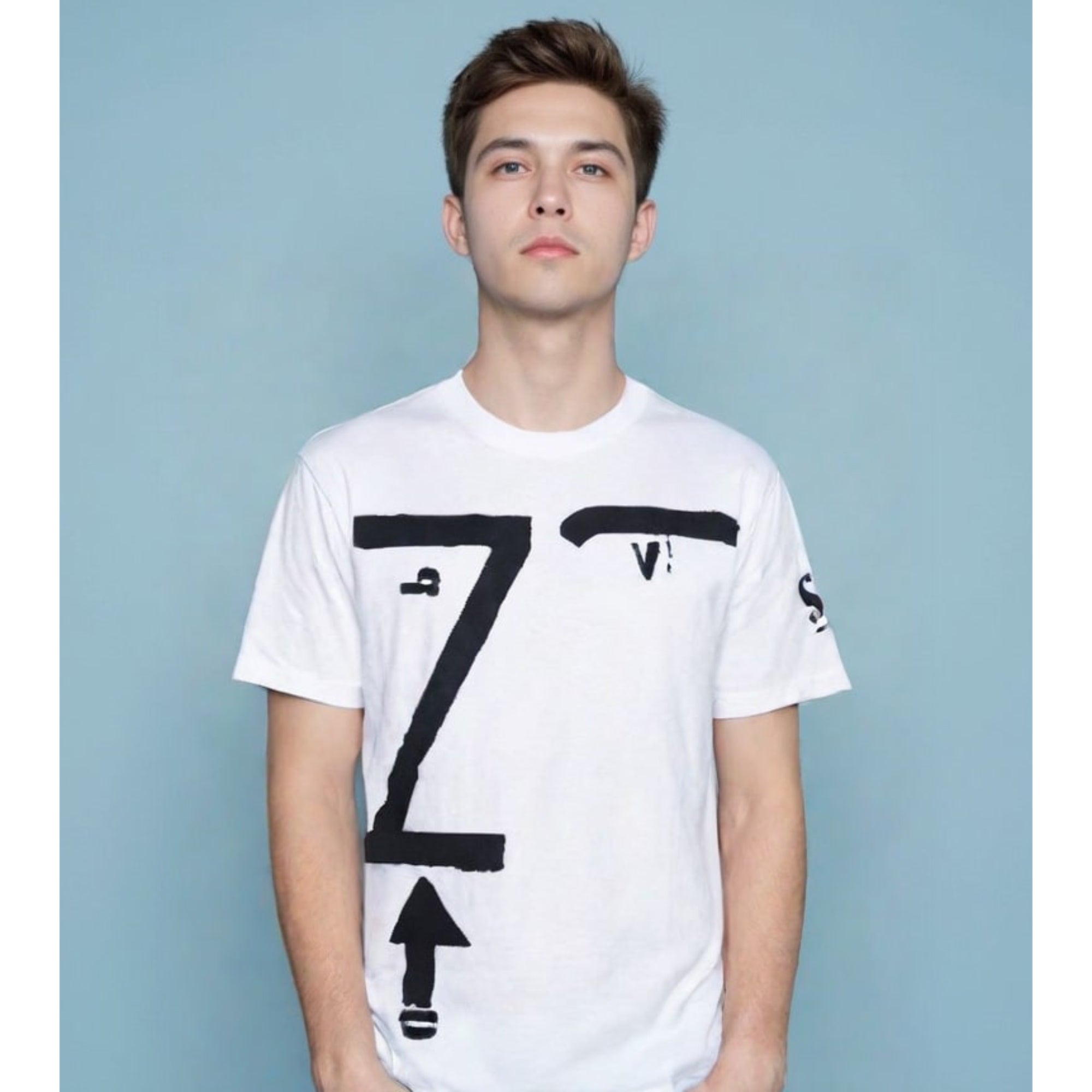 T-Shirt Kounellis – Grafica Minimalista, Arte Povera Style