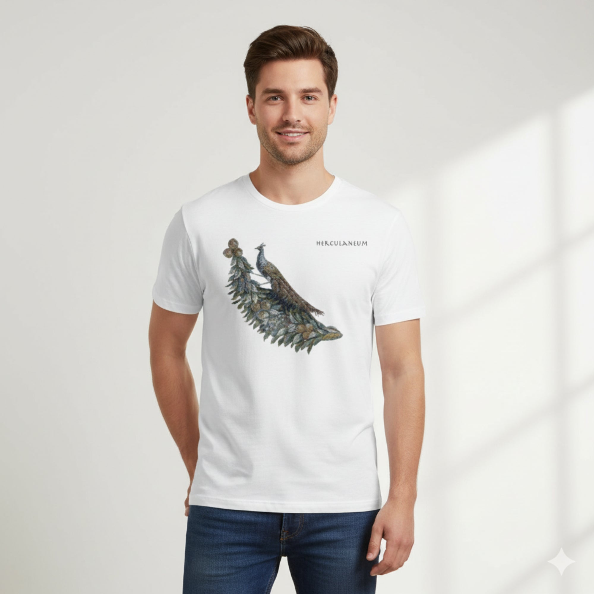 T-shirt uomo in cotone ispirata al pavone di Ercolano, simbolo di eleganza e eternità.