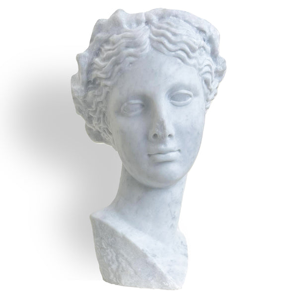 Buste de Thalie, Muse de la Comédie, en marbre blanc, avec un visage féminin aux traits délicats, cheveux ondulés relevés et regard serein, vue de face