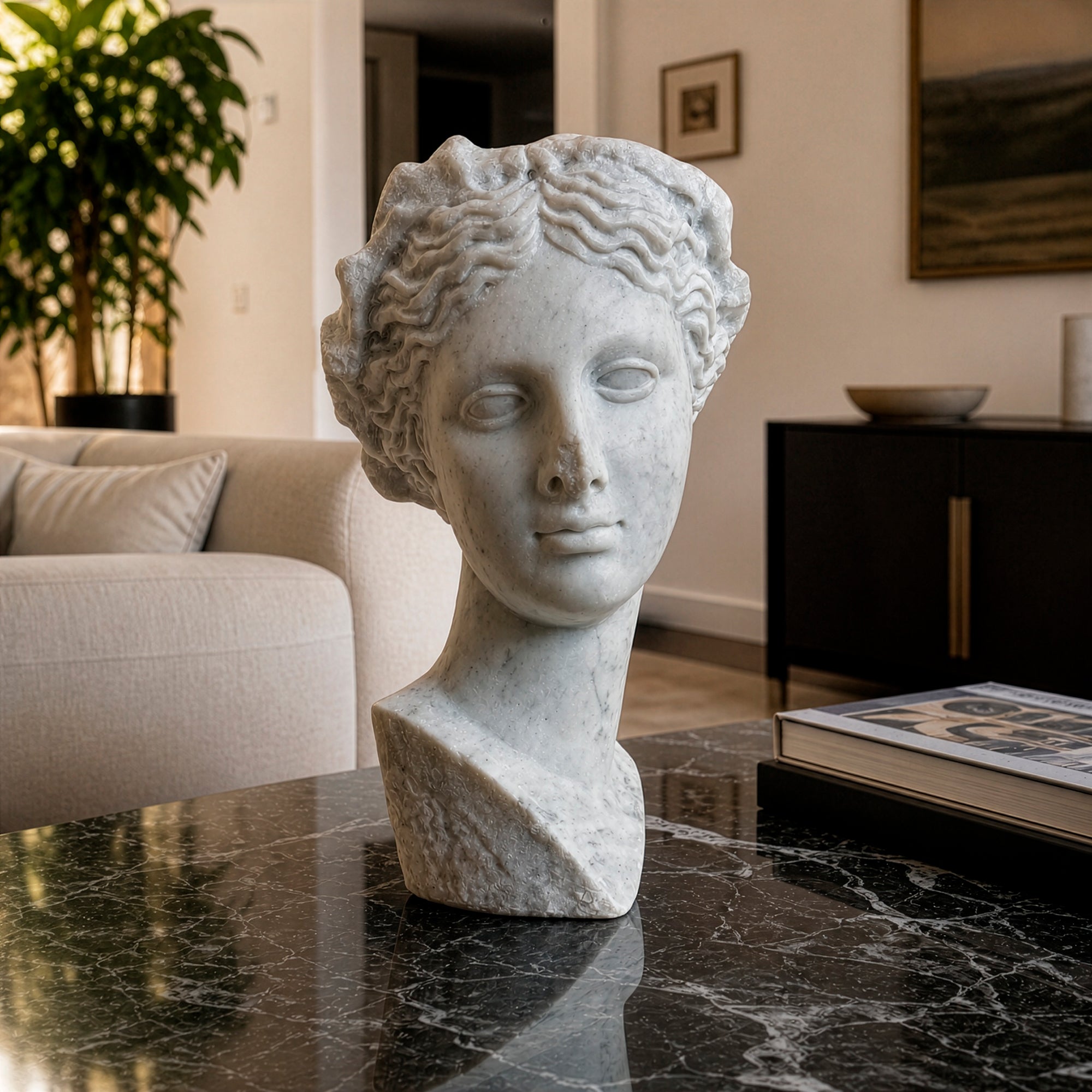 Busto di Thalia, Musa della Commedia, in marmo bianco, con volto femminile dai lineamenti delicati, capelli ondulati raccolti e sguardo sereno, vista frontale