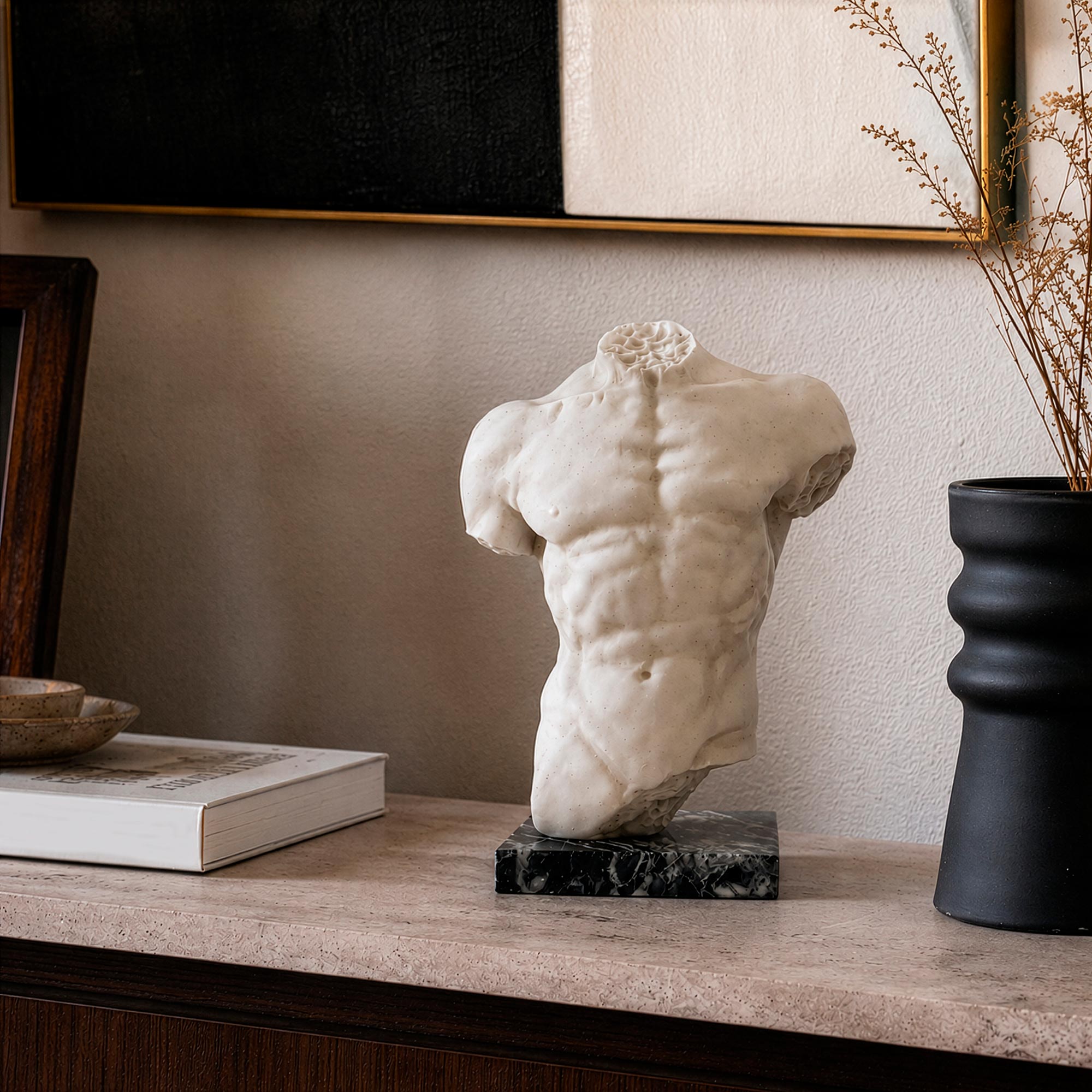 Torso di uomo in marmo chiaro vista frontale su un mobile