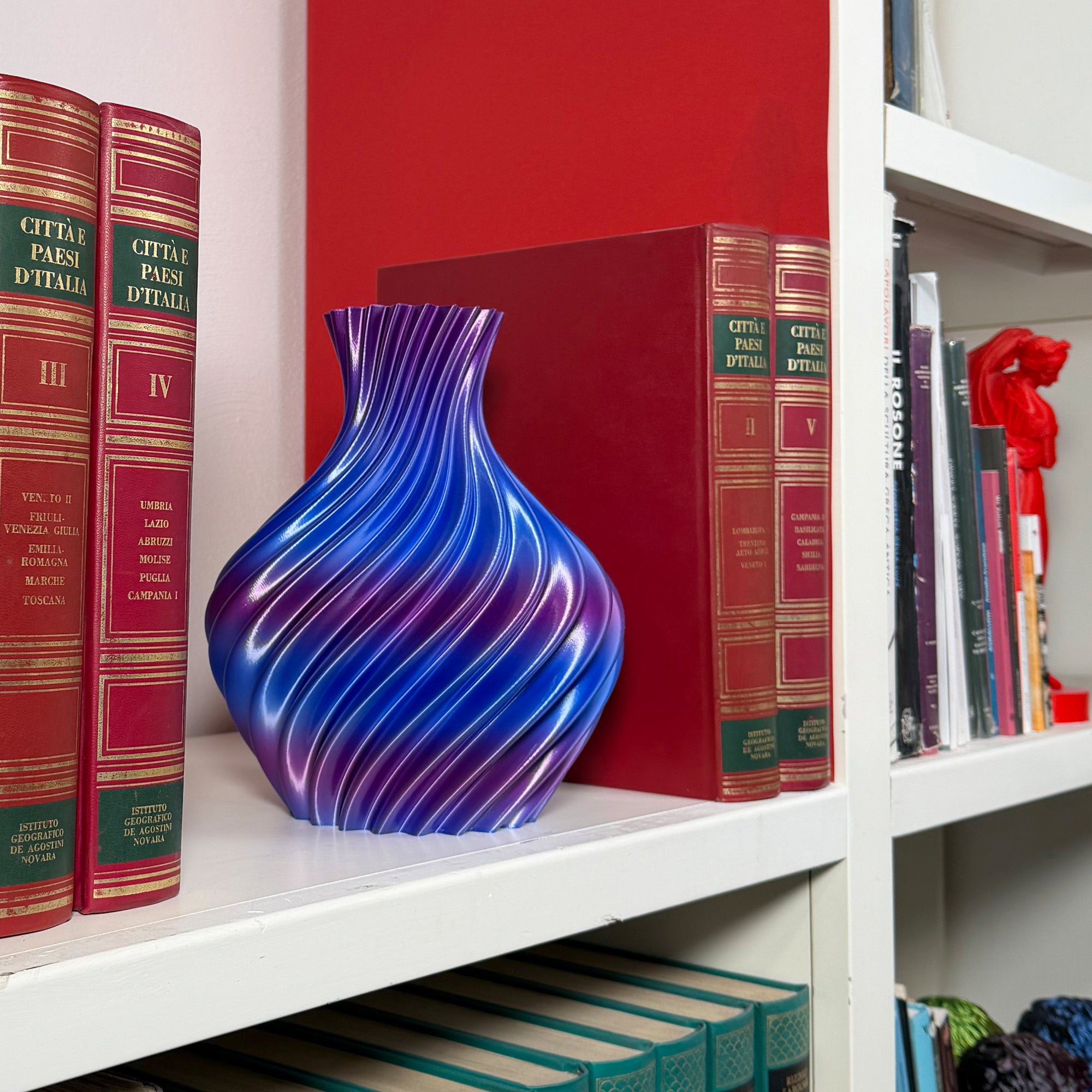 Vaso blu/viola su mensola con libri