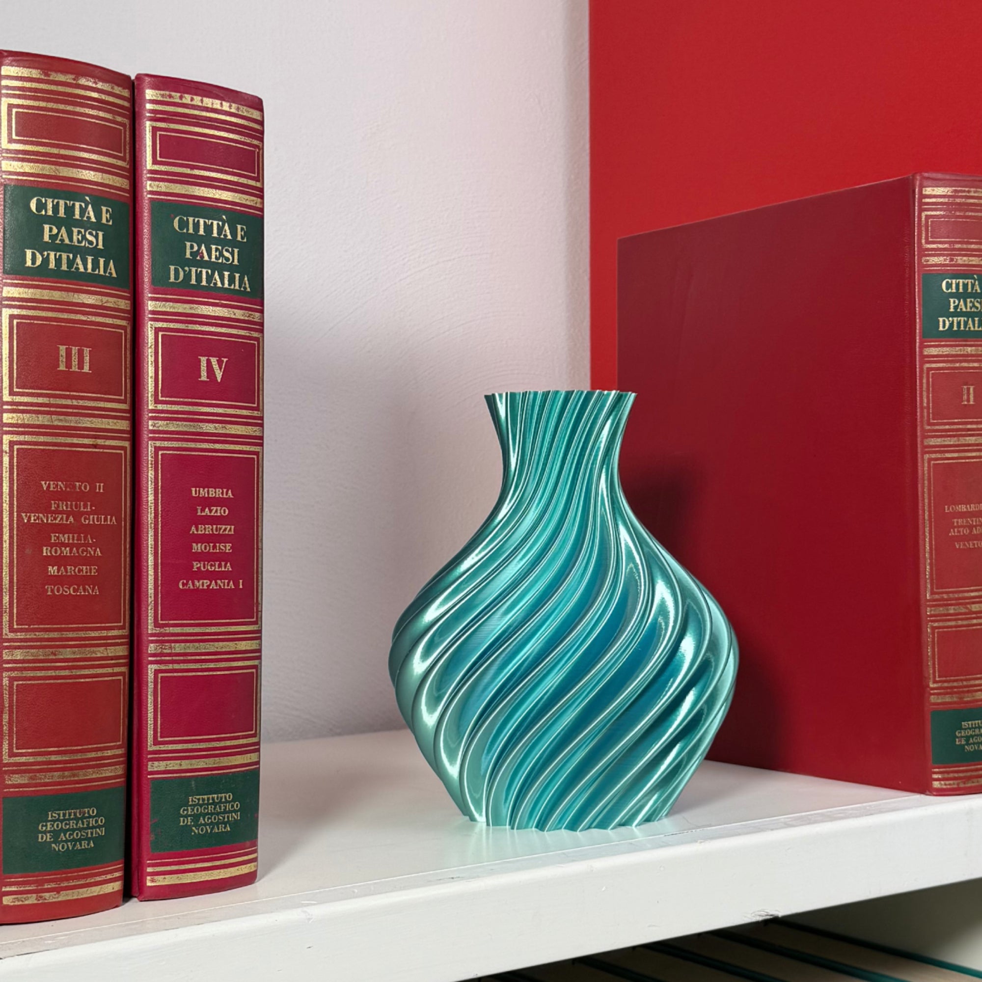 Vaso blu/tiffany su mensola con libri