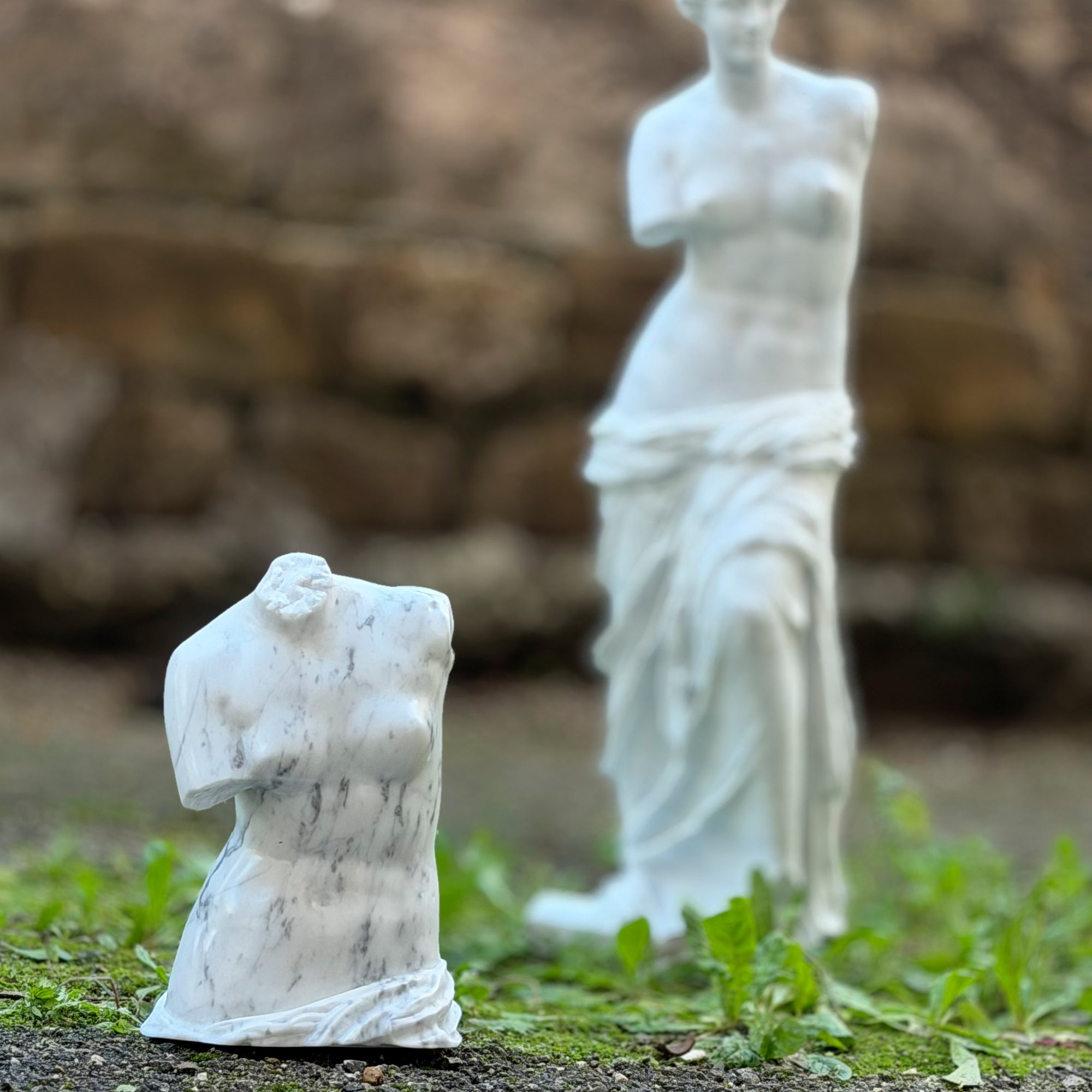 Torso di Venere in giardino con fontana.