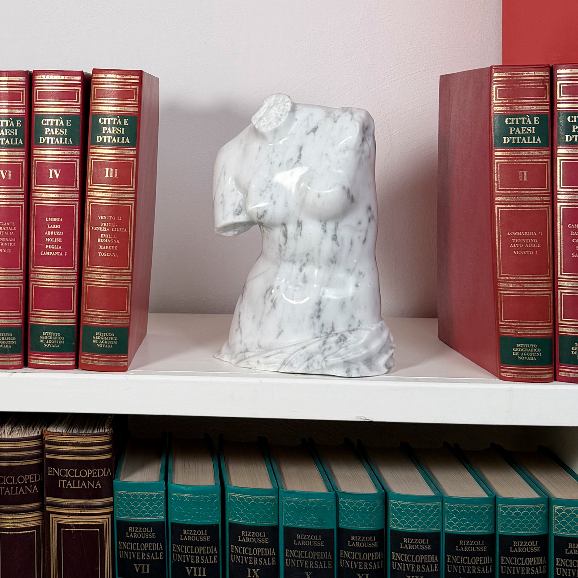 Torso di Venere in marmo su libreria.