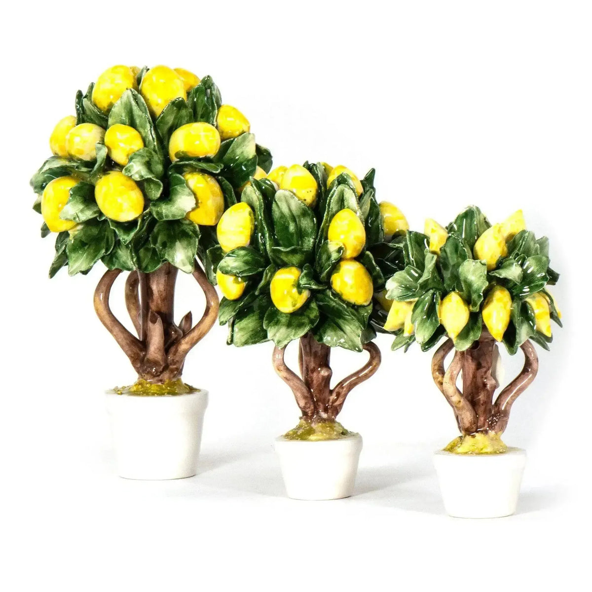 Tres tamaños de limoneros de porcelana Capodimonte, de pequeño a grande, se muestran juntos para comparar.