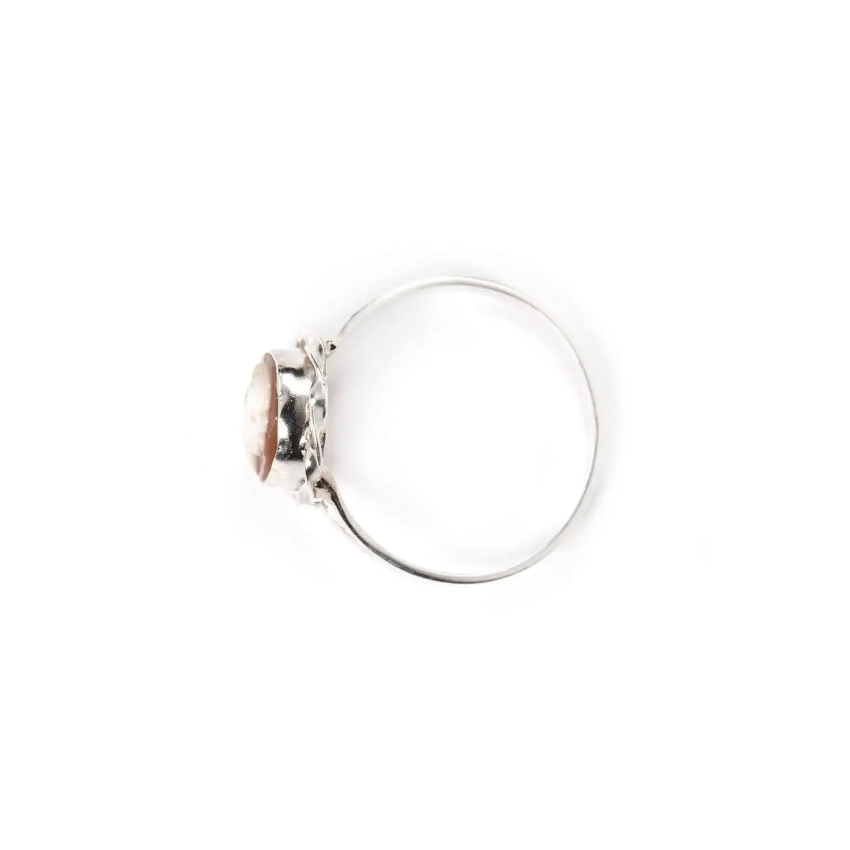 Anillo de plata con camafeo marrón.