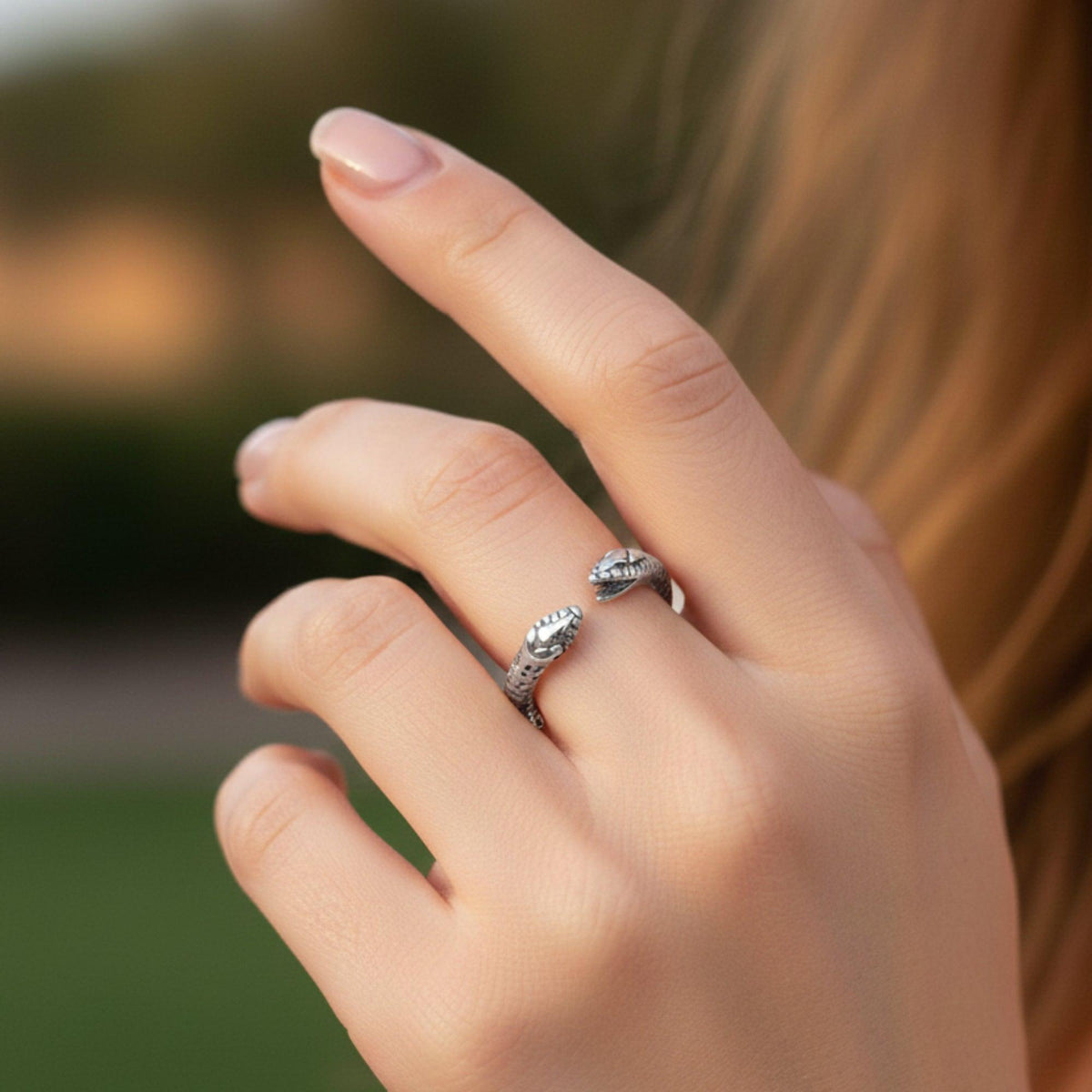 Anello con serpente a due teste in argento 925, indossato sulla mano