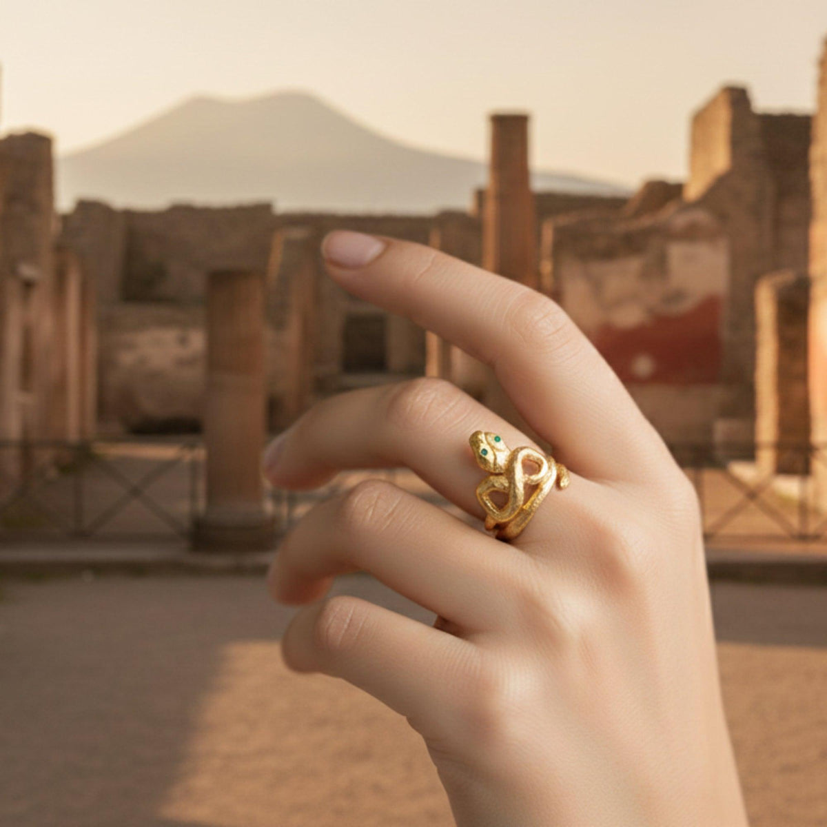 Anello Serpente intrecciato di Pompei in Argento 925 placcato Oro 18K indossato 