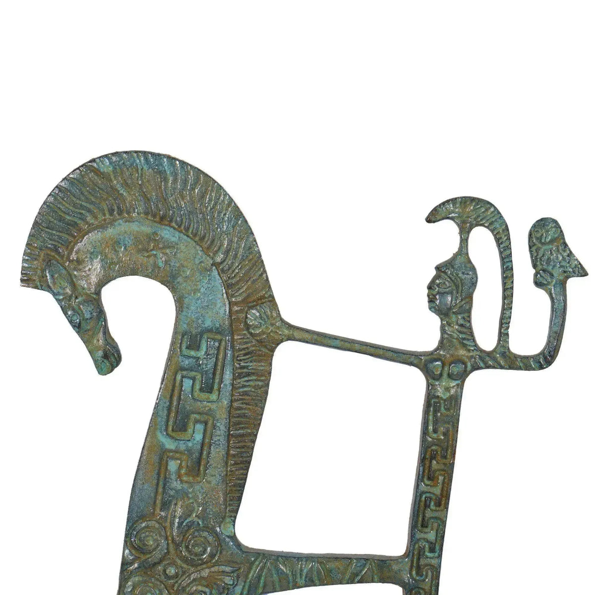 Gros plan de la biga grecque en bronze avec patine verte, cheval stylisé, figure humaine et décorations géométriques sur fond blanc.