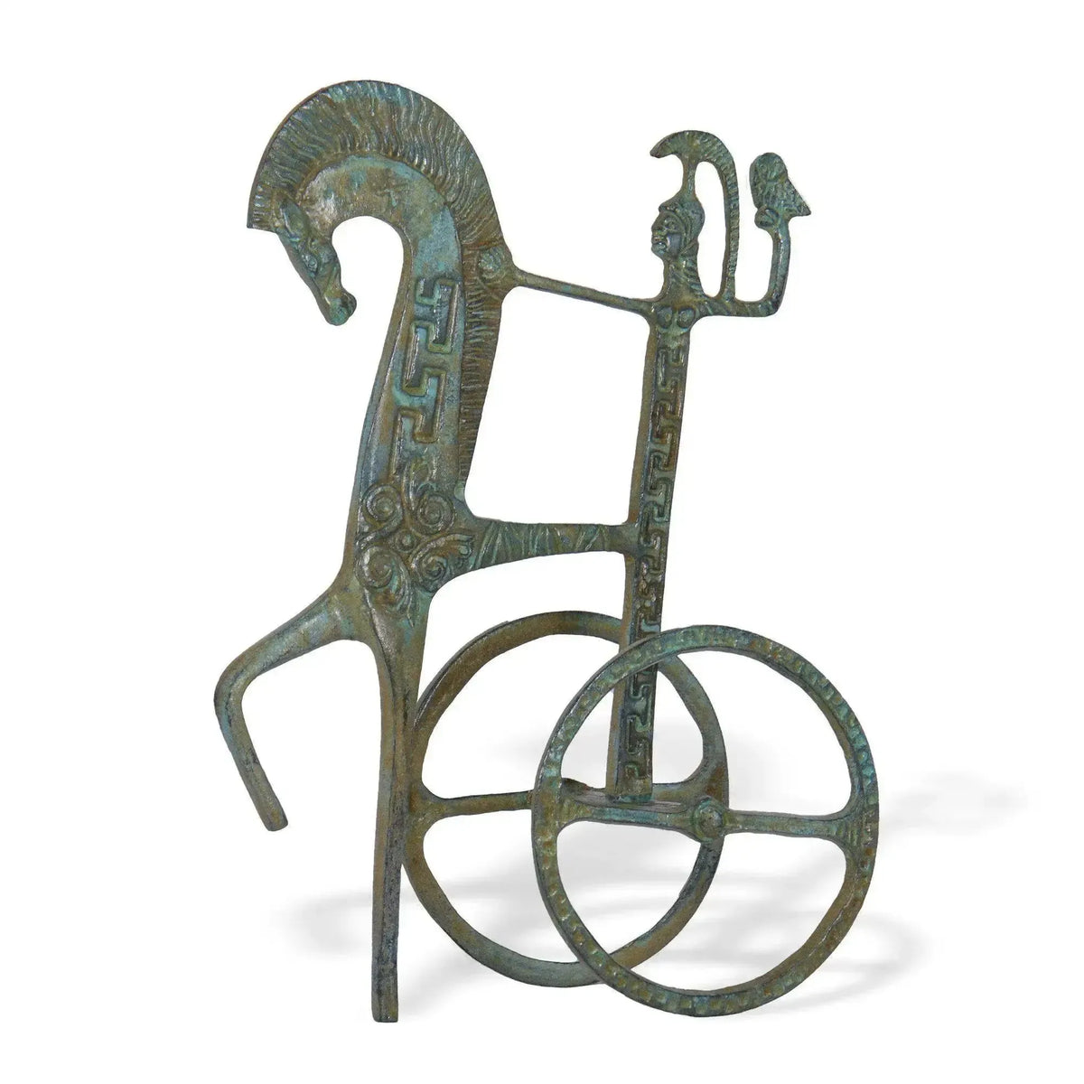 Biga greca in bronzo con patina verde, cavallo stilizzato, ruote decorative e dettagli ornamentali su fondo bianco.