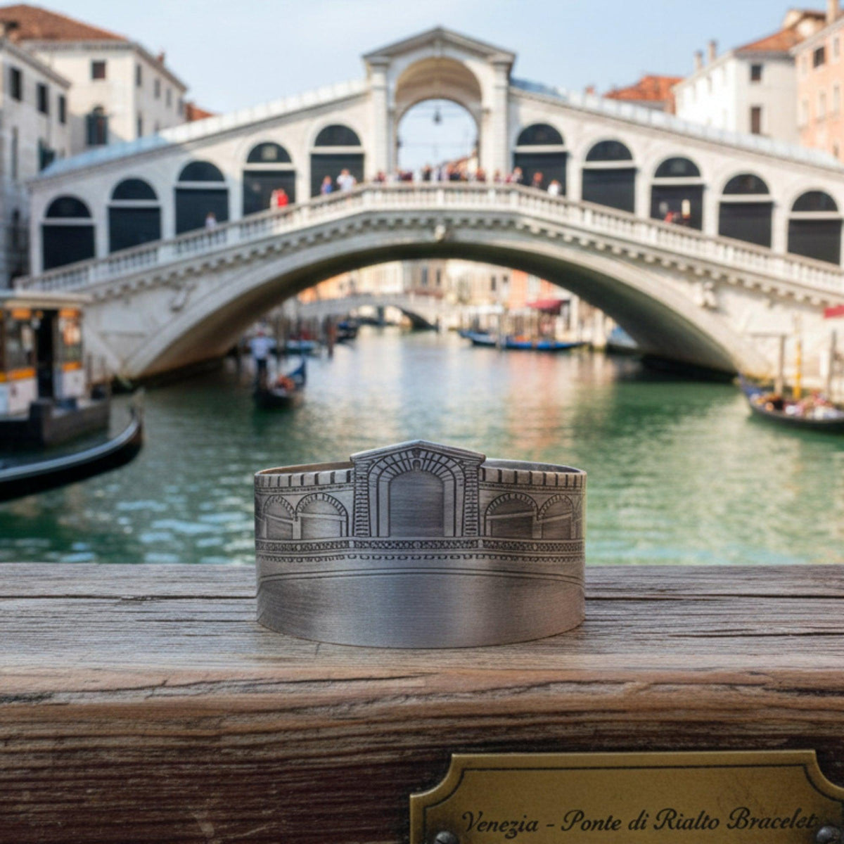 Bracciale Ponte di Rialto su un piano di legno, con il ponte sullo sfondo