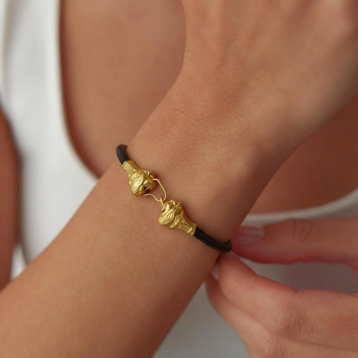Protome lion bracelet in 925 Silver plated with 18K gold worn