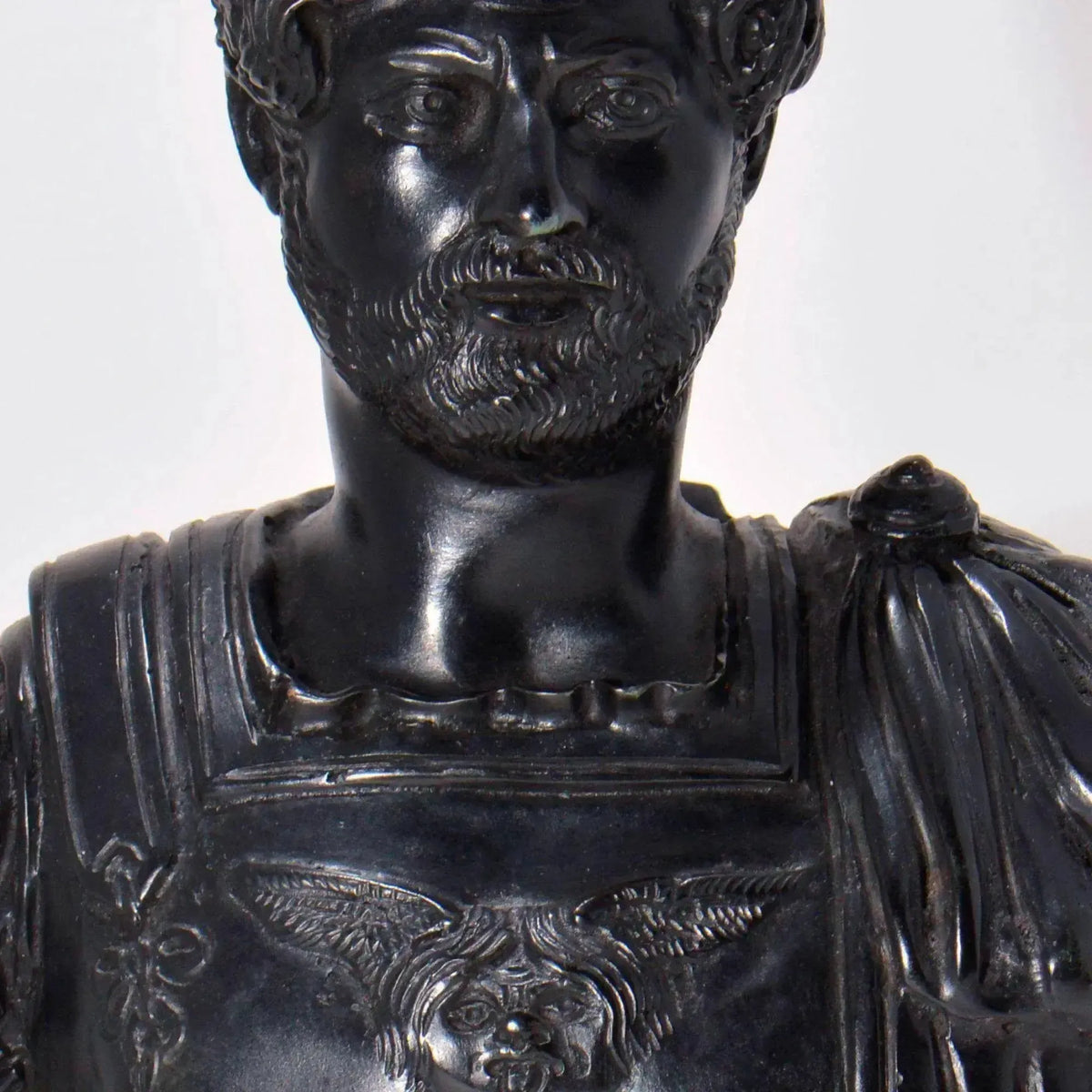 Statue en bronze de l'empereur Hadrien, gros plan