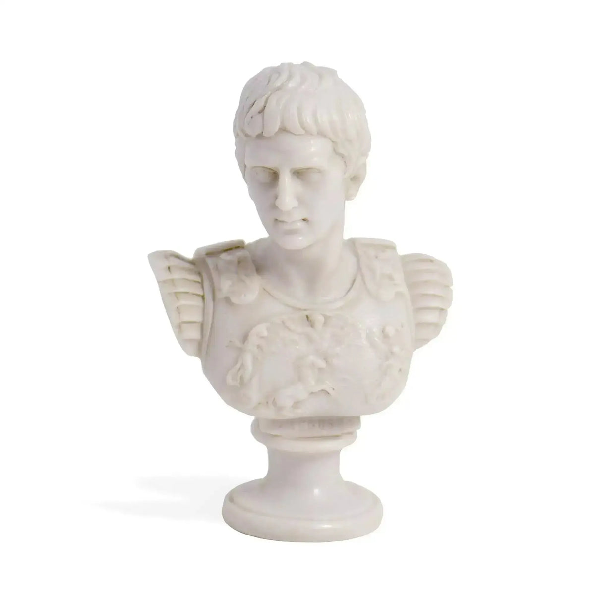 Busto di Augusto in marmo di Carrara ricomposto, con corazza decorata, su fondo bianco.