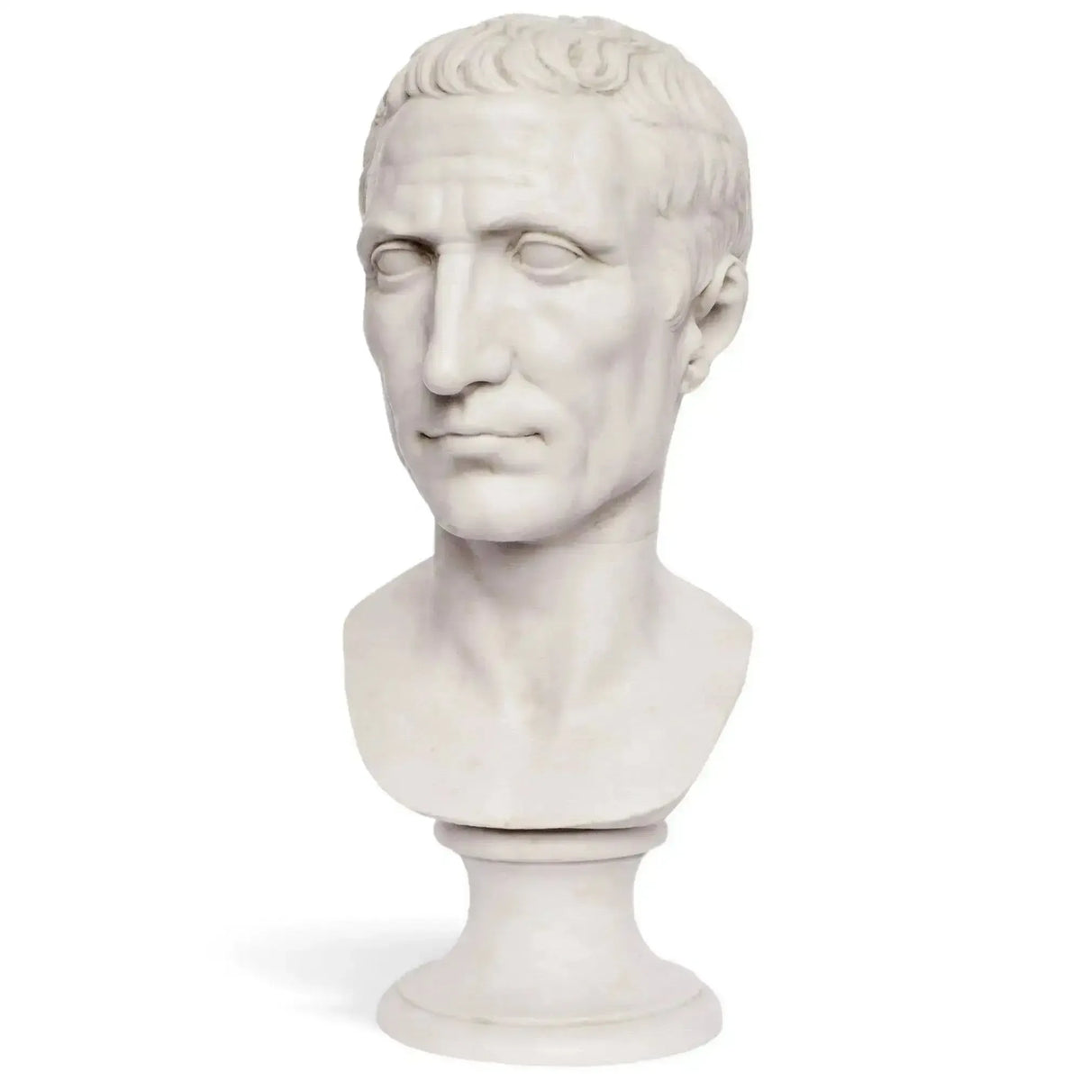 Busto di Giulio Cesare in marmo di Carrara ricomposto, visto a tre quarti su fondo bianco.