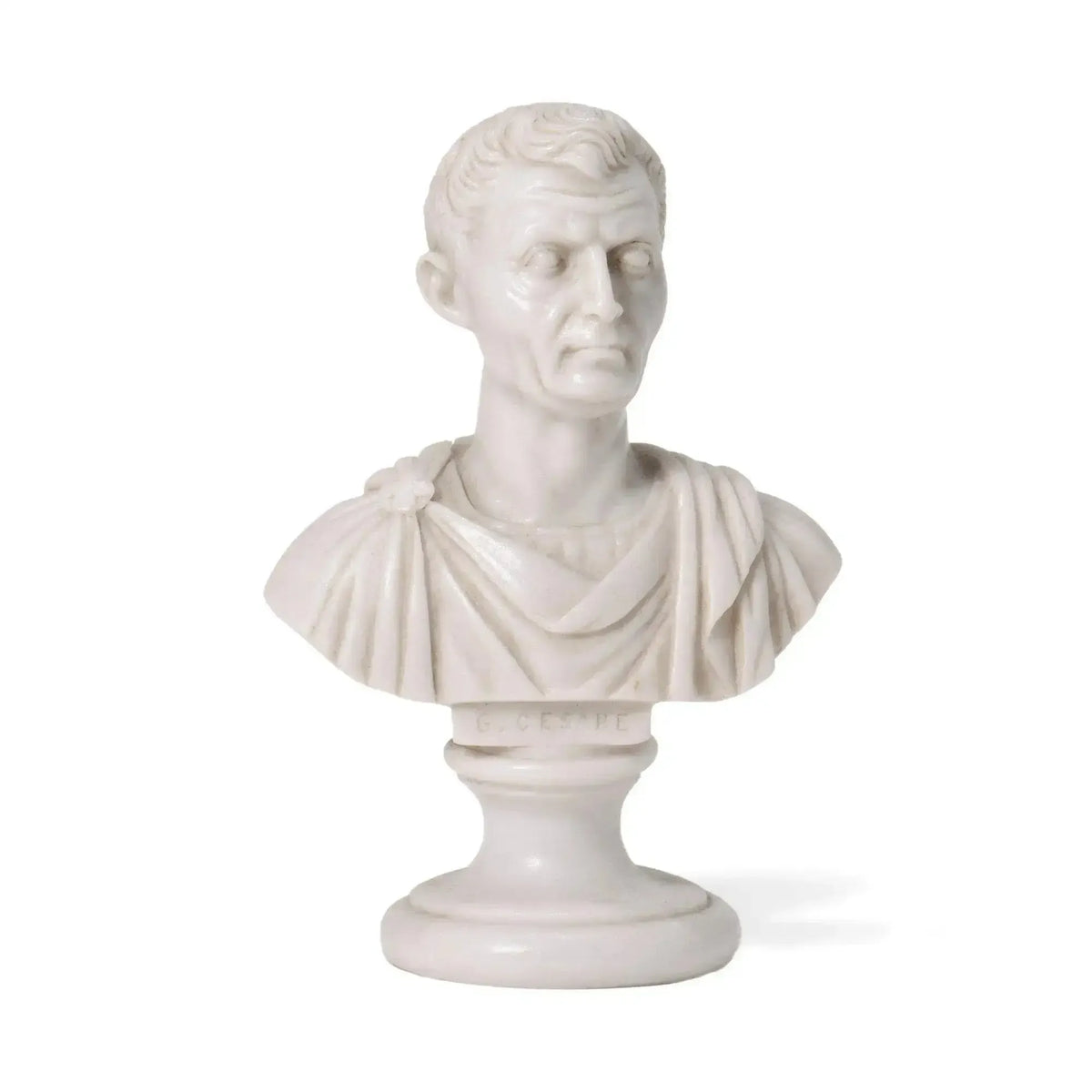 Busto di Giulio Cesare in marmo di Carrara ricomposto, con toga drappeggiata, su fondo bianco.