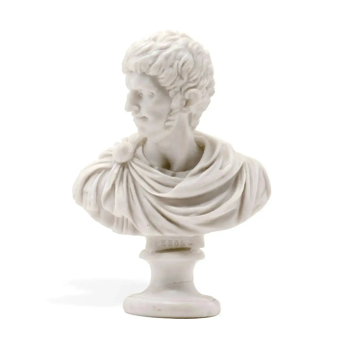 Busto di Nerone in marmo di Carrara ricomposto, visto lateralmente su fondo bianco.