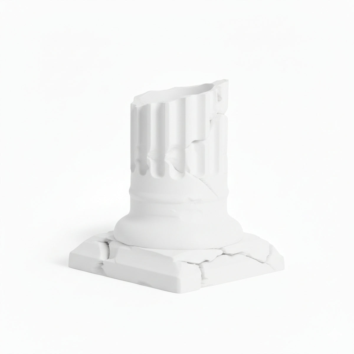 Capitello dorico portapenne in PLA bianco matto, con scanalature e base quadrata, su fondo bianco.