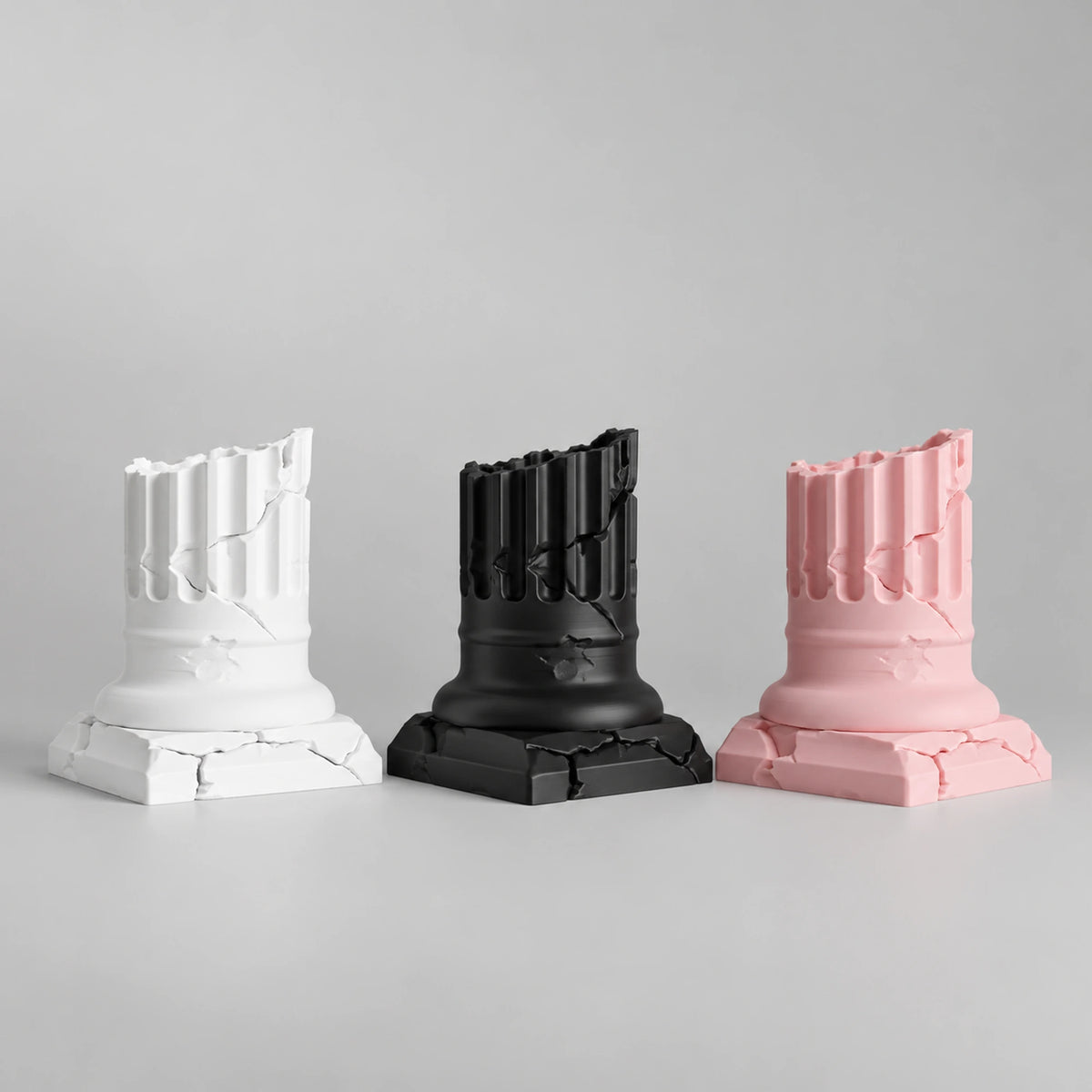 Capitello dorico portapenne stampato in 3D in PLA, nelle finiture bianca, nera e rosa.