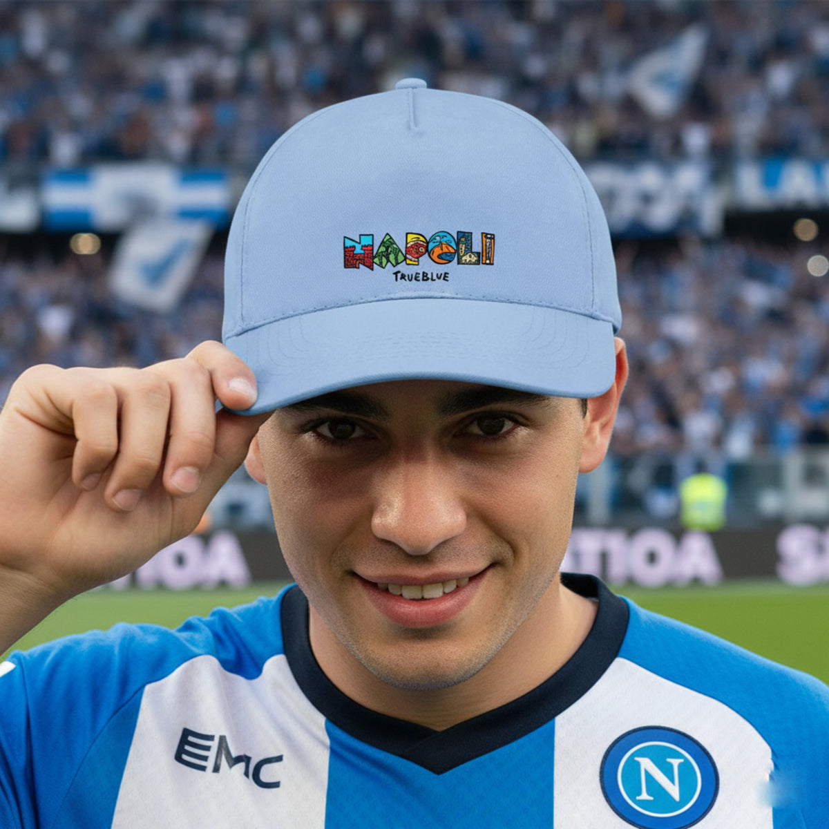 Personne portant un chapeau bleu Napoli dans un stade, vue de face.