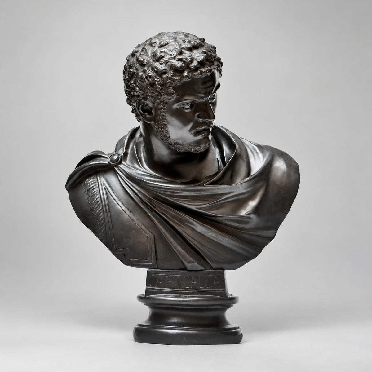 Busto in bronzo dell’imperatore romano Caracalla, alto 67 cm, su fondo grigio chiaro.