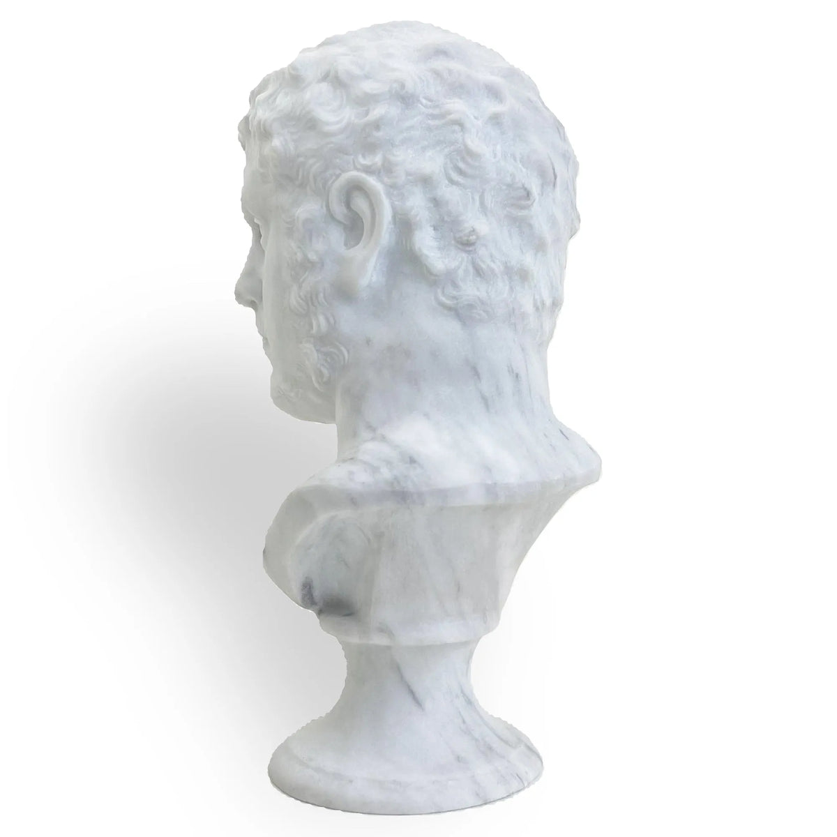 Busto dell’imperatore Caracalla in marmo bianco di Carrara, vista laterale su fondo bianco.