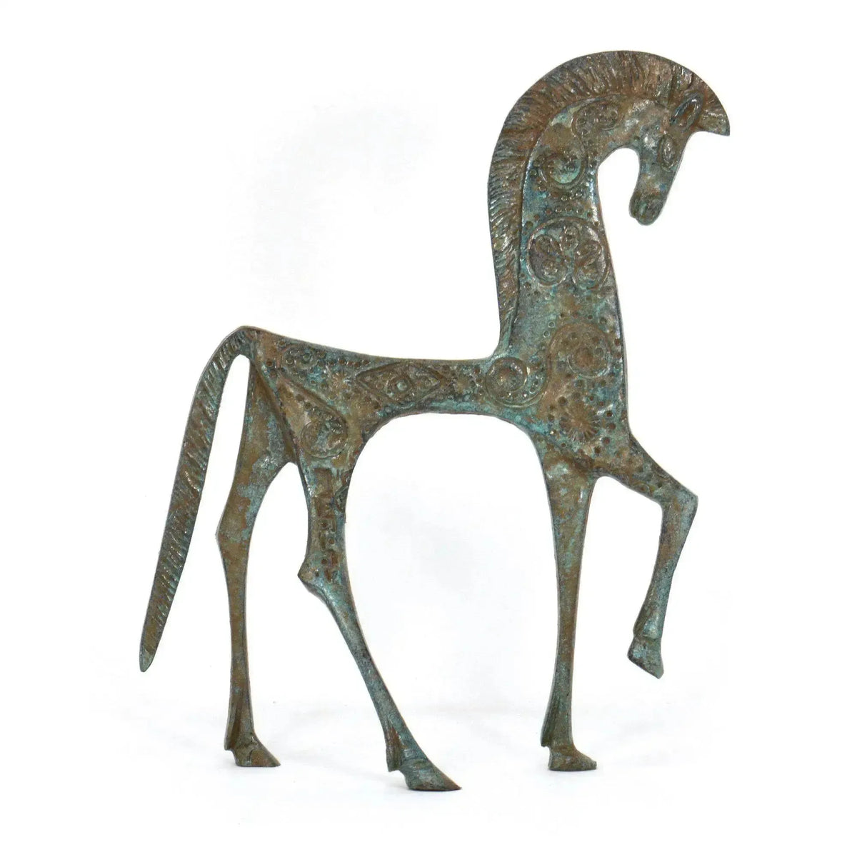 Cavallo greco stilizzato in bronzo con decorazioni incise, rivolto a destra su fondo bianco