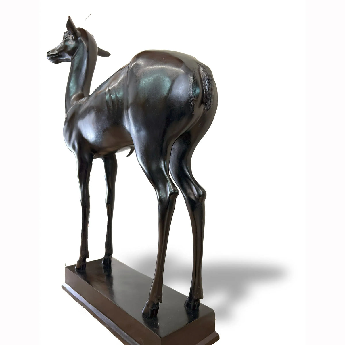 Riproduzione della statua in bronzo del Cerbiatto della Villa dei Papiri in patina nera, vista posteriore su fondo bianco.