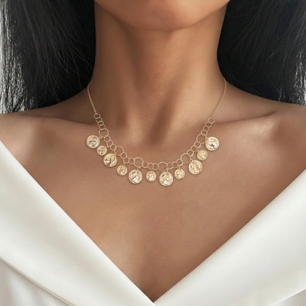Collier avec médailles pendantes en argent 925 plaqué or 18 carats porté