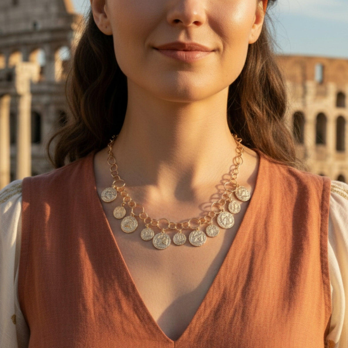 Collier avec médailles pendantes en argent 925 plaqué or 18 carats porté