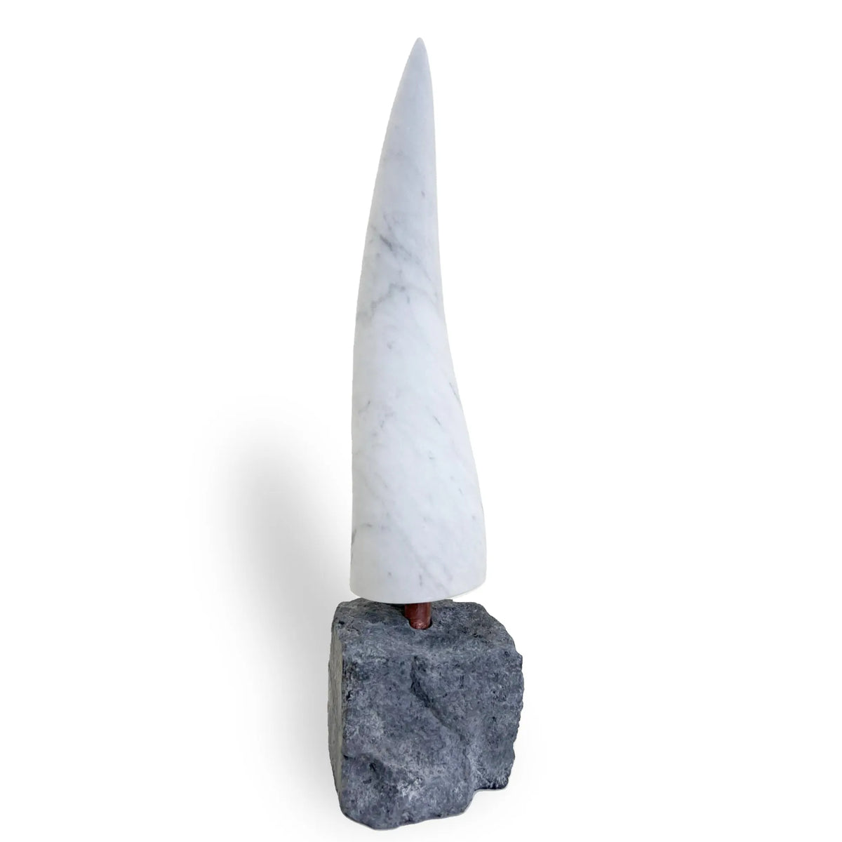 Corno in marmo di Carrara con base in pietra grigia, su fondo bianco.
