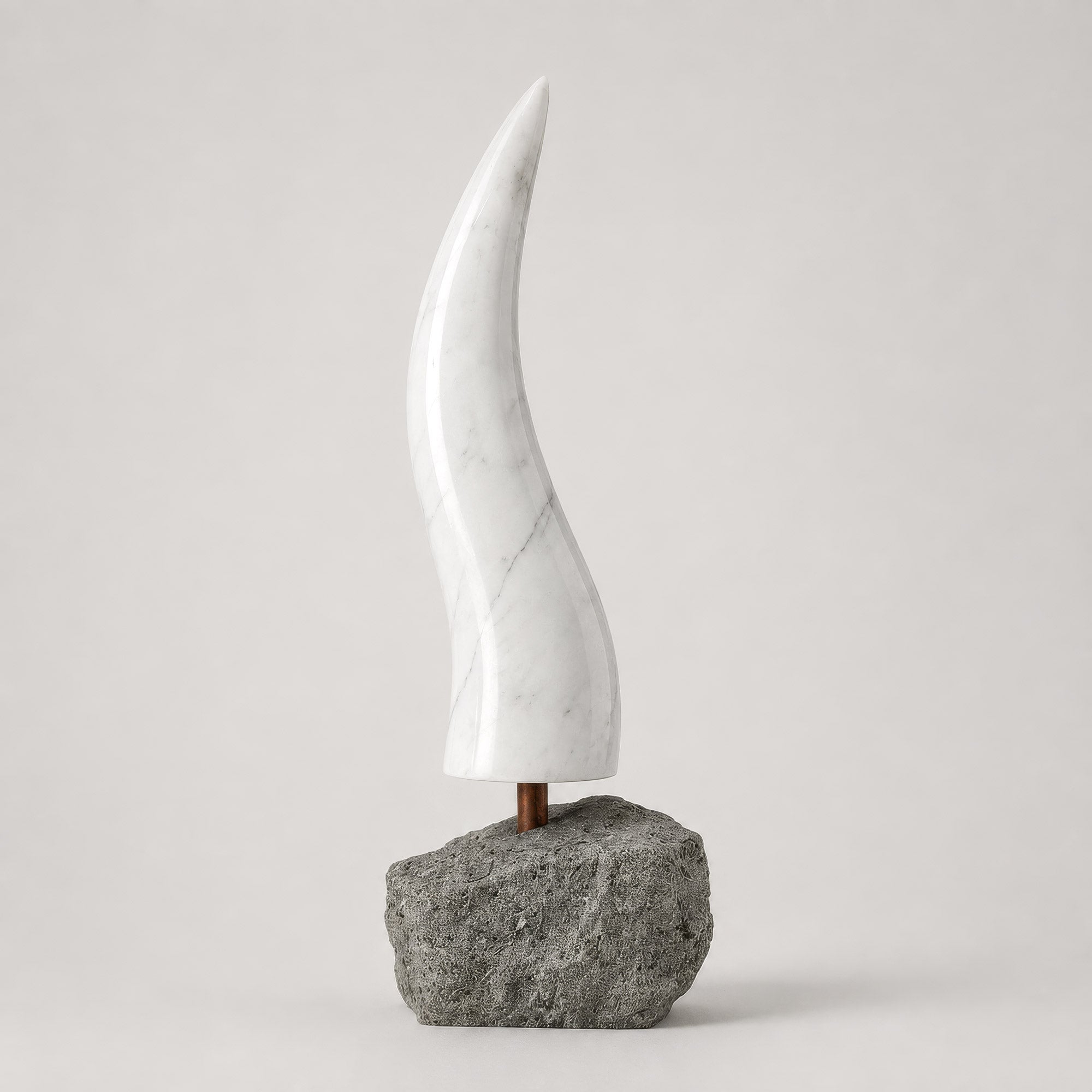 Escultura en mármol de Carrara. El cuerno de piedra. Elegancia, protección y diseño italiano