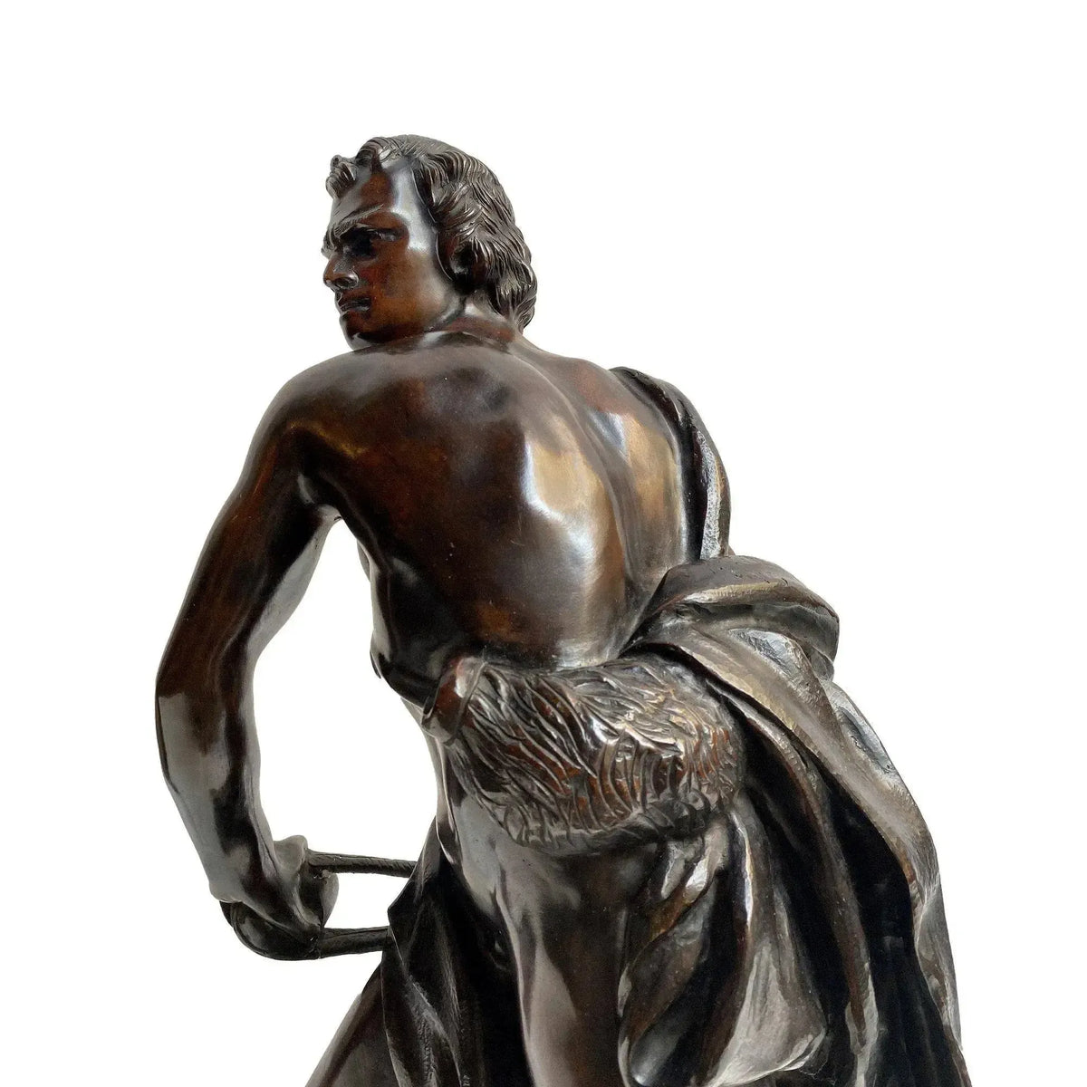 Dettaglio della schiena, della testa e del drappeggio del David di Bernini in bronzo brunito.
