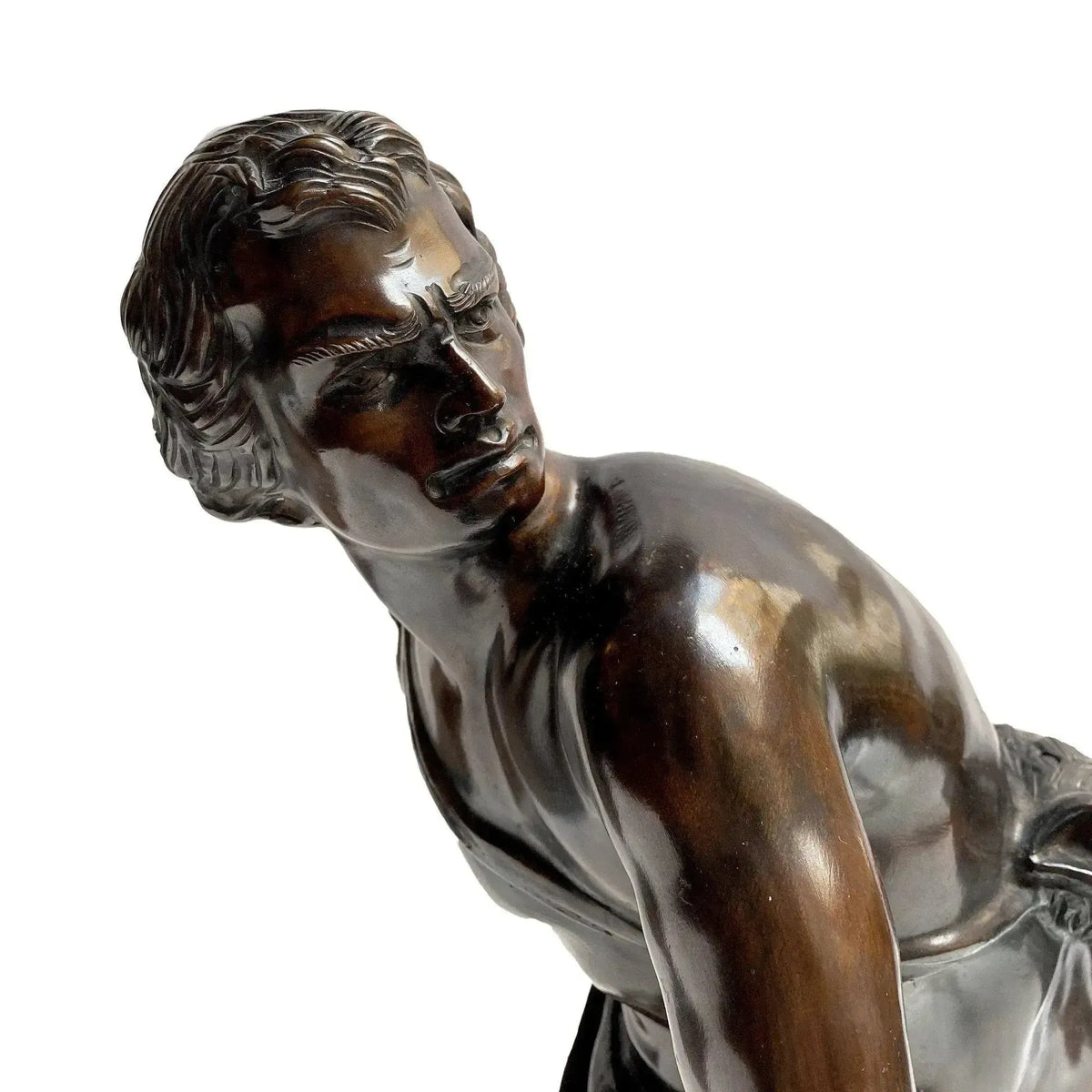 Primo piano del volto e della spalla del David di Bernini in bronzo brunito.