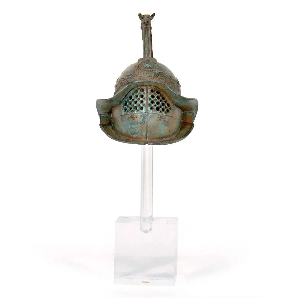 Dettaglio frontale dell'elmo da gladiatore romano trace in bronzo