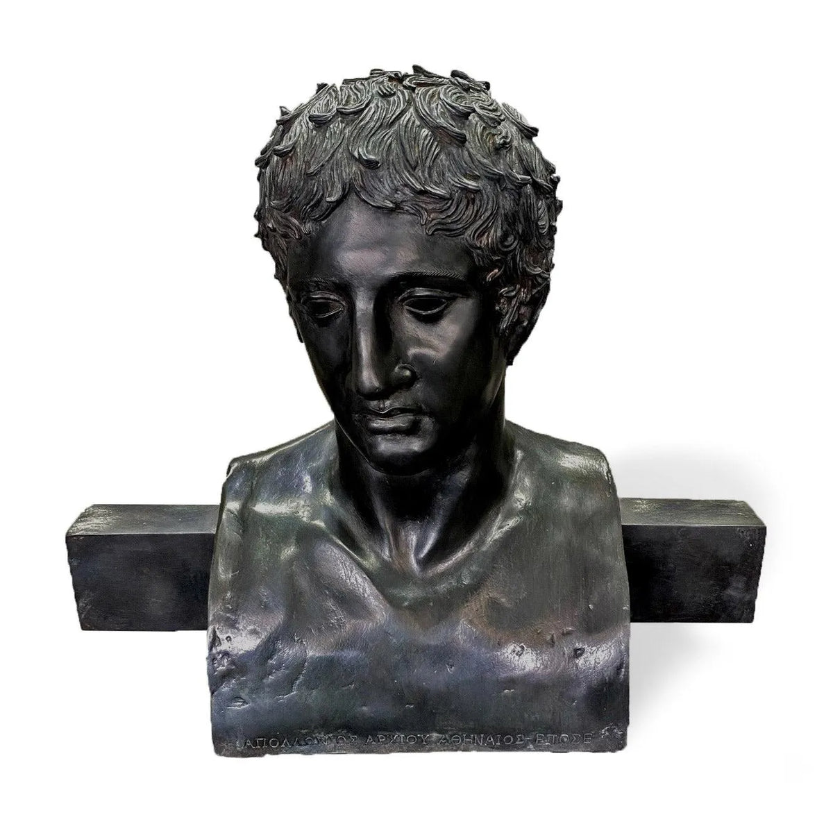 Riproduzione del busto in bronzo Erma di Doriforo in patina nera, vista frontale su fondo bianco. 