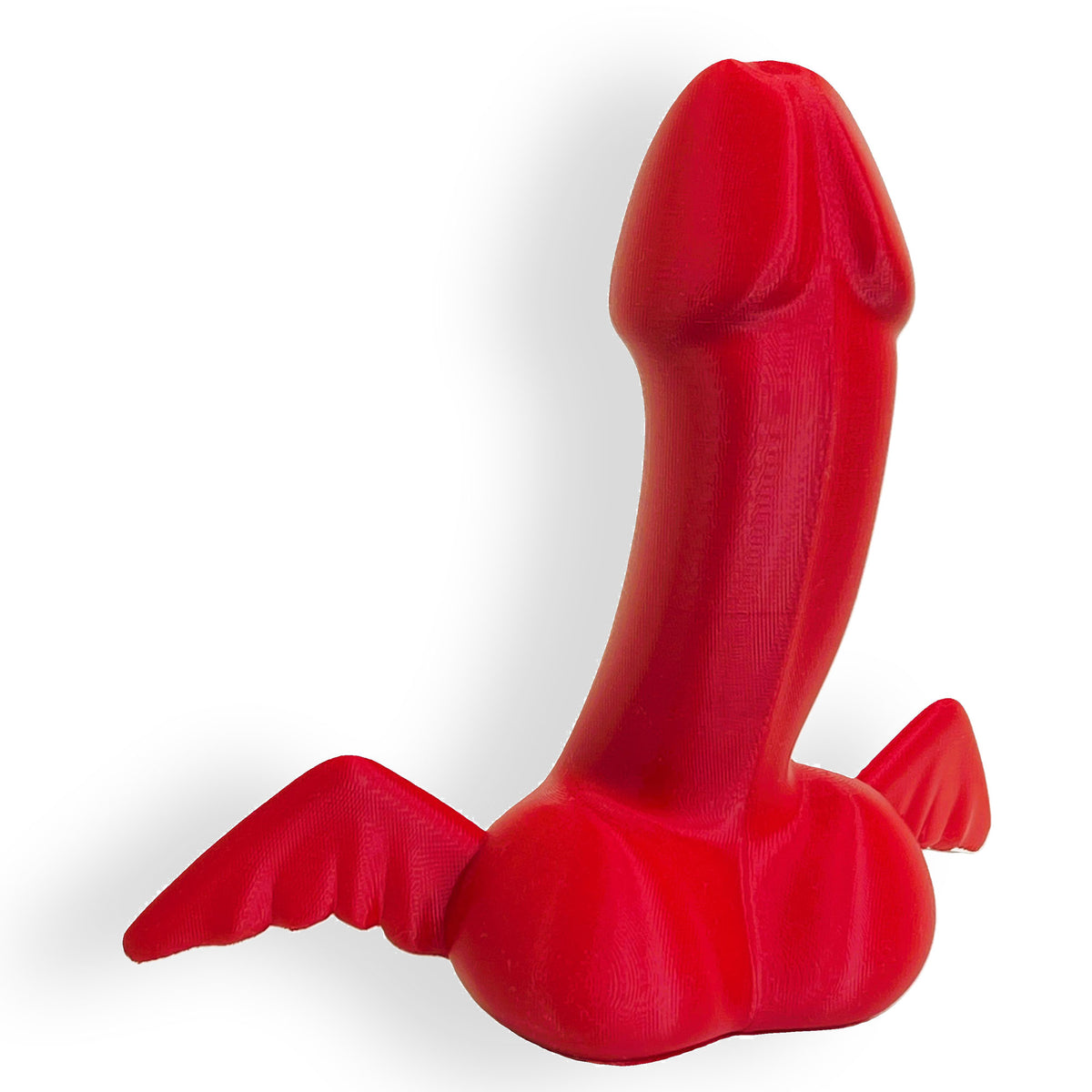 Fascinus, amuleto romano a forma di fallo alato stampato in 3D rosso, vista di tre quarti su fondo bianco.