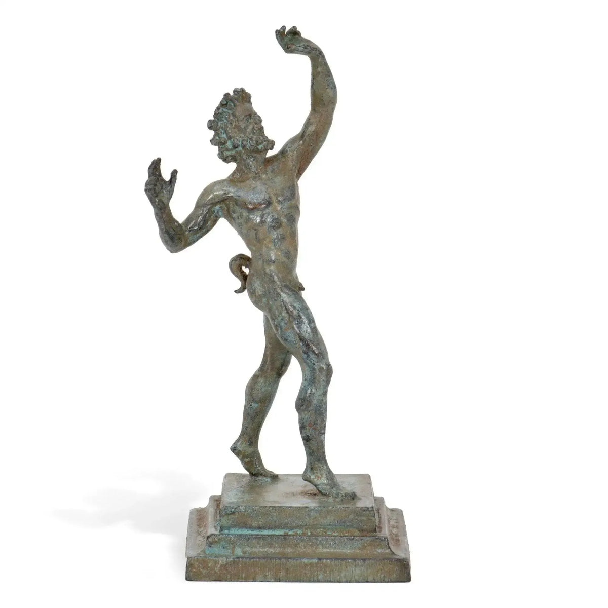 Fauno danzante di Pompei in bronzo con patina verde, statua decorativa con braccia sollevate e base rettangolare, fotografata su fondo bianco.