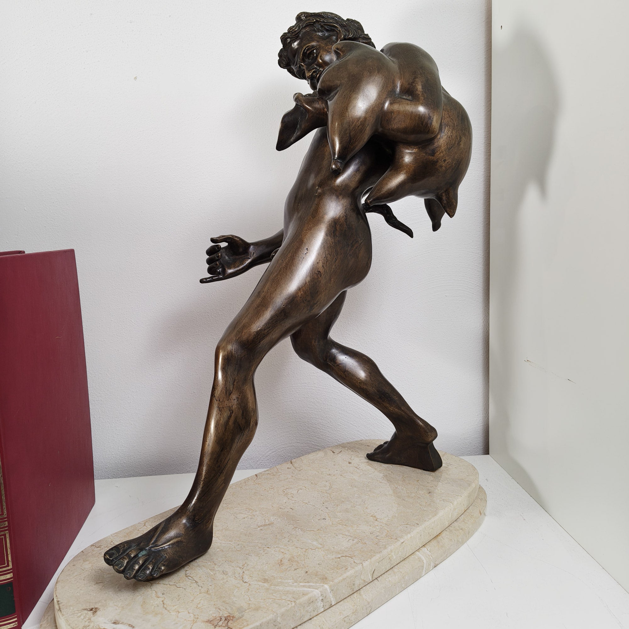 Fauno con odre en bronce sobre base de mármol – Escuela napolitana, 53 cm