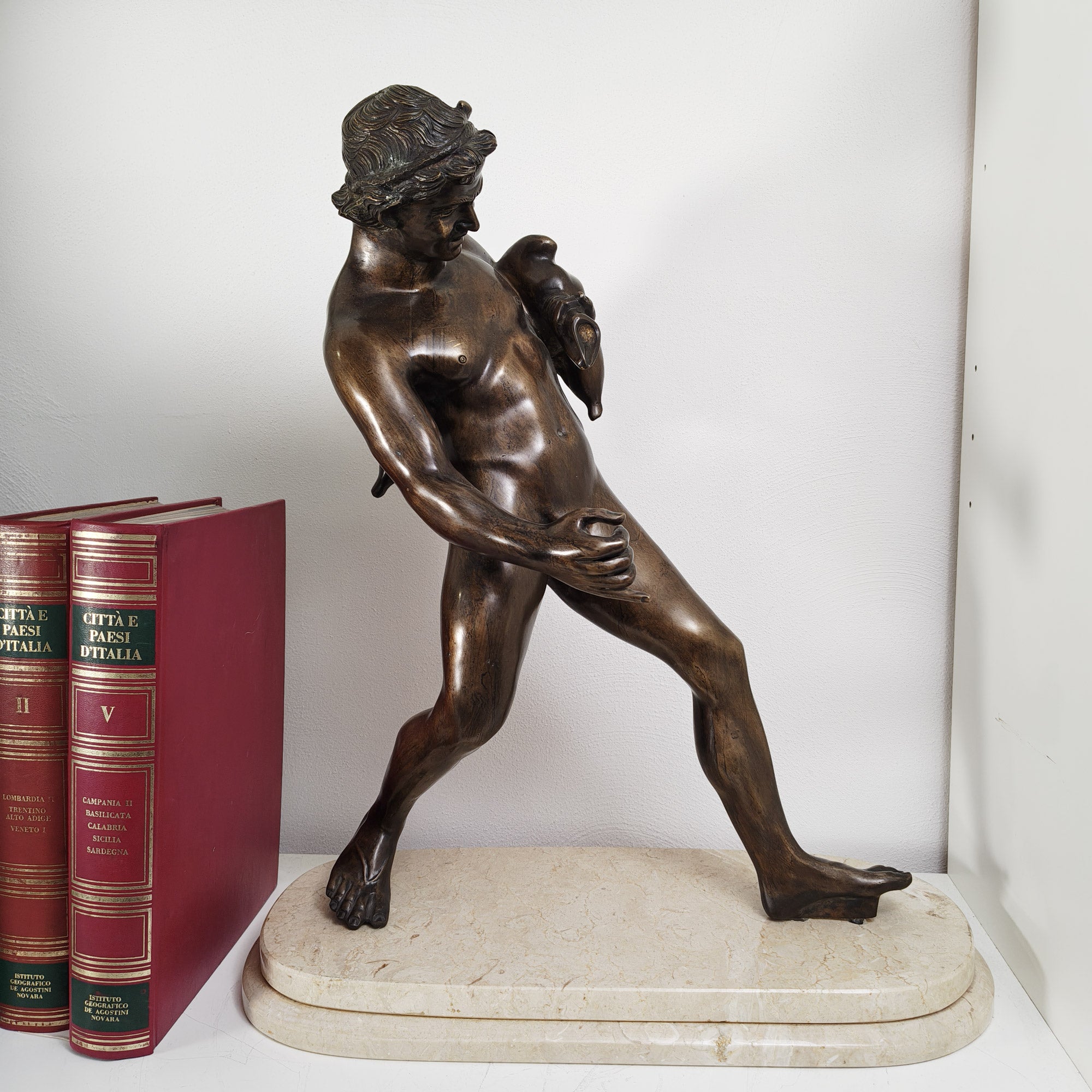 Fauno con odre en bronce sobre base de mármol – Escuela napolitana, 53 cm