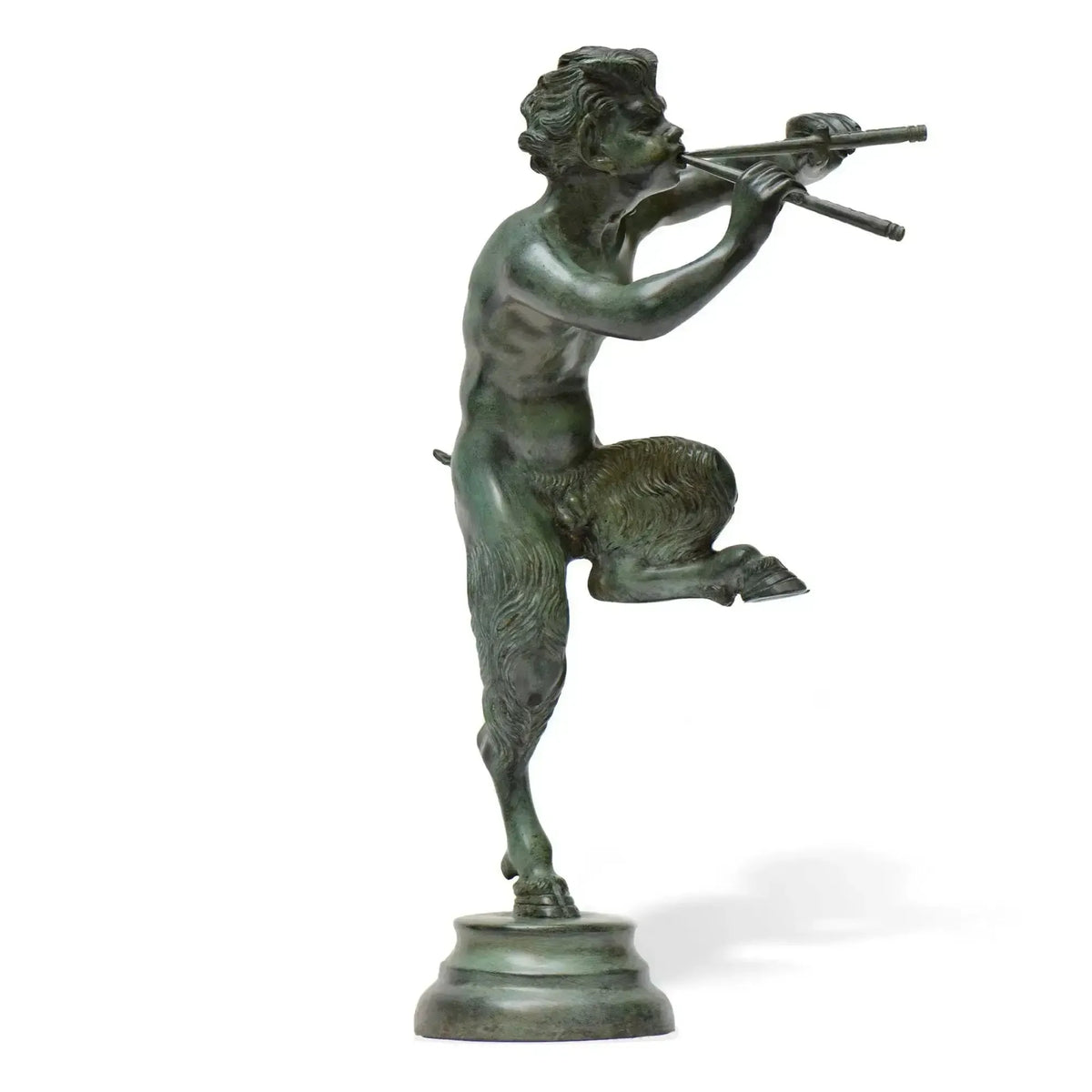 Estatua de bronce de fauno con pipas.
