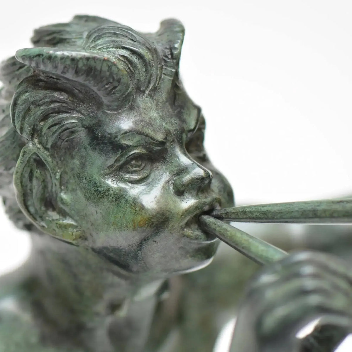 Fauno con pipas de bronce