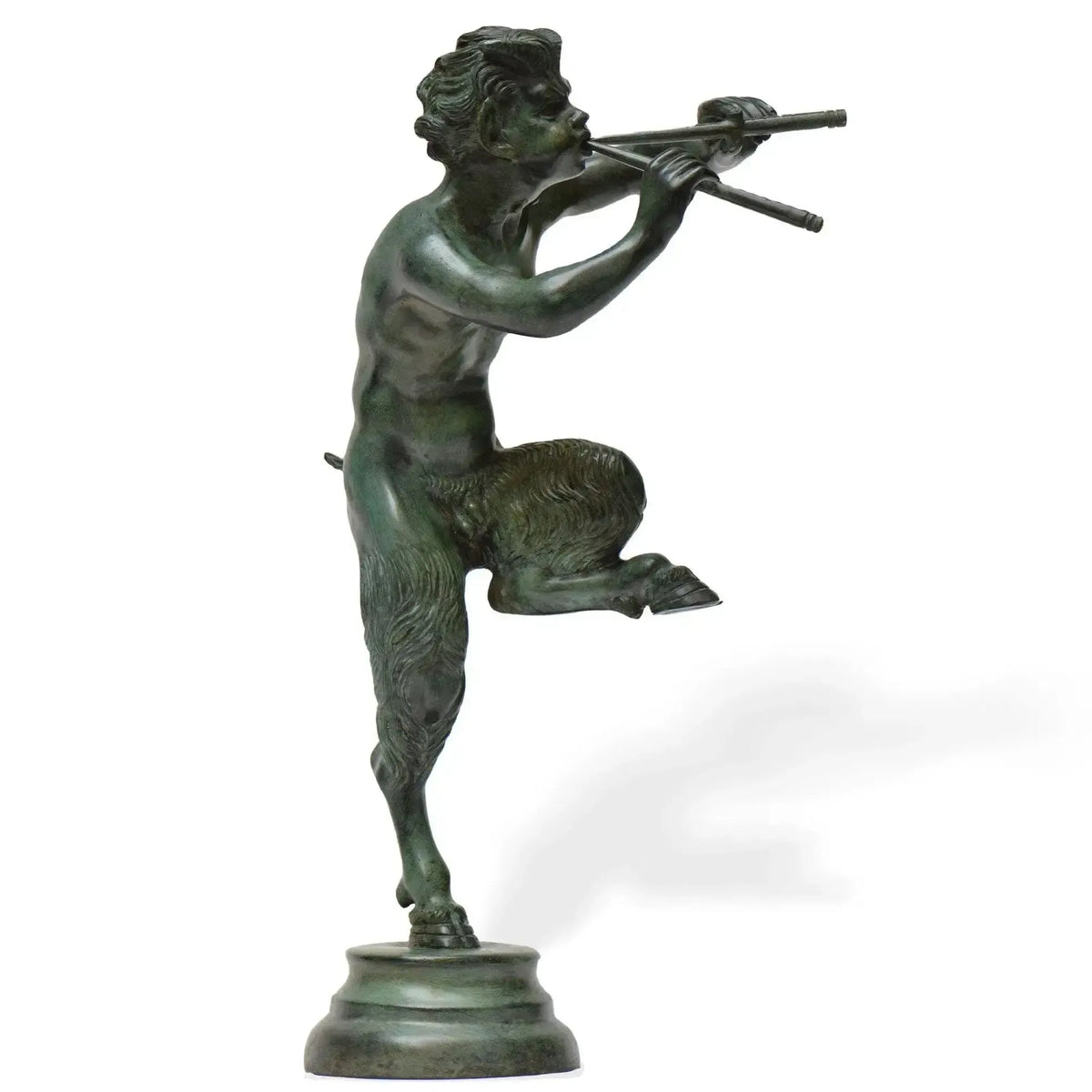 Estatua de bronce del fauno con pífanos.